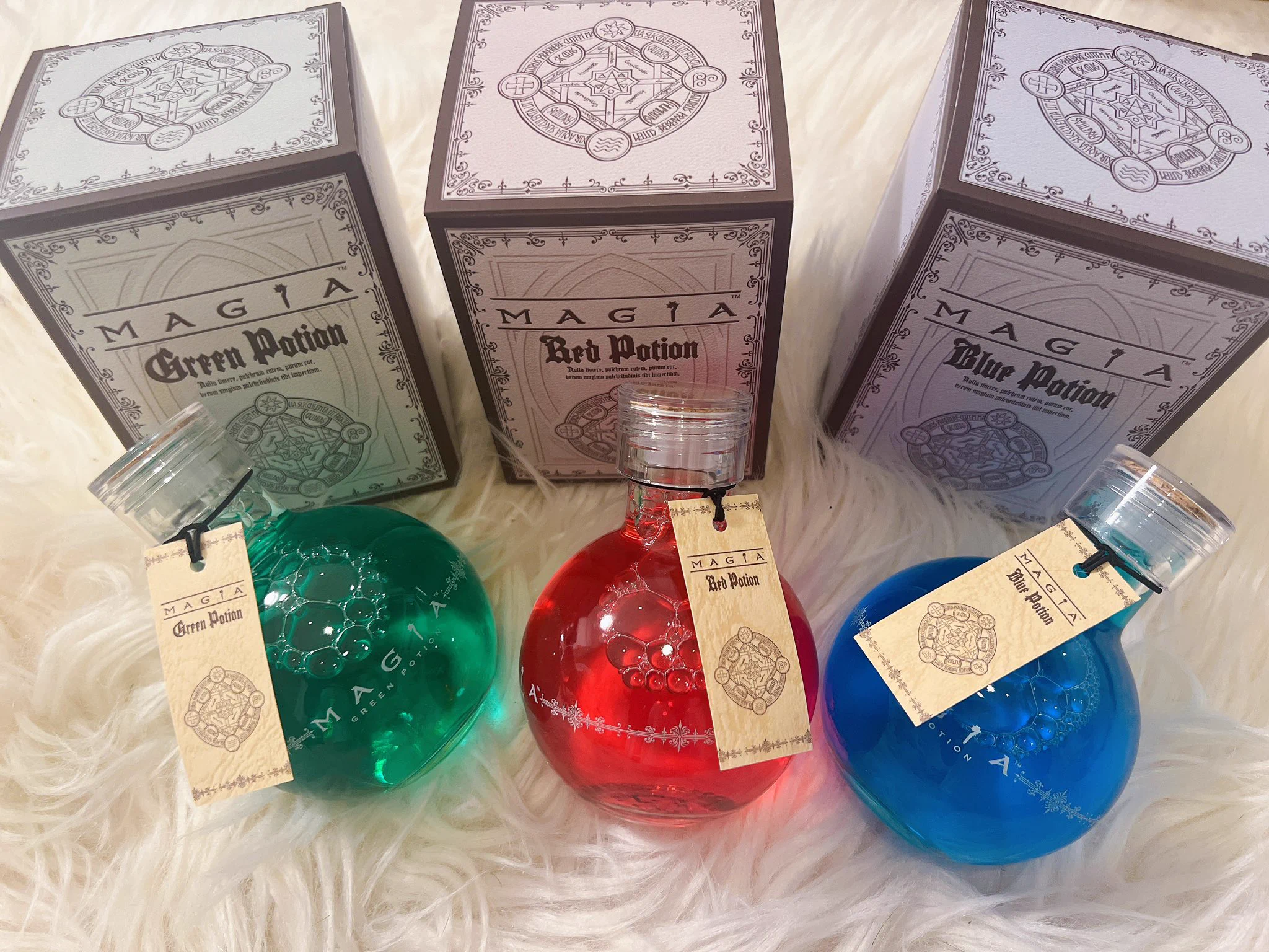 えなこりんがイメージモデルを務めコミケでもブース出店していた『MAGIA』のポーション化粧水をご提供頂きました😳💓見た目が可愛くお部屋に飾りたいビジュアル✨使用感はさっぱりしていて男女共に使いやすく保湿力もさっぱりしてるのにあります😳私は朝はさっぱりした化粧水を求めていたのでぴったりでした💕💙セラミド3種、ナイアシンアミド→保湿力💚CICA、グリチルリチン酸ジカリウム→肌荒れ改善❤️ビタミンC誘導体、ナイアシンアミド→毛穴やくすみ改善成分も申し分なく含まれていて見た目が可愛いだけじゃないです✨ヨドバシやアニメイトでご購入できるみたいなので是非お試しください💓#MAGIA #ポーション化粧水　#PR