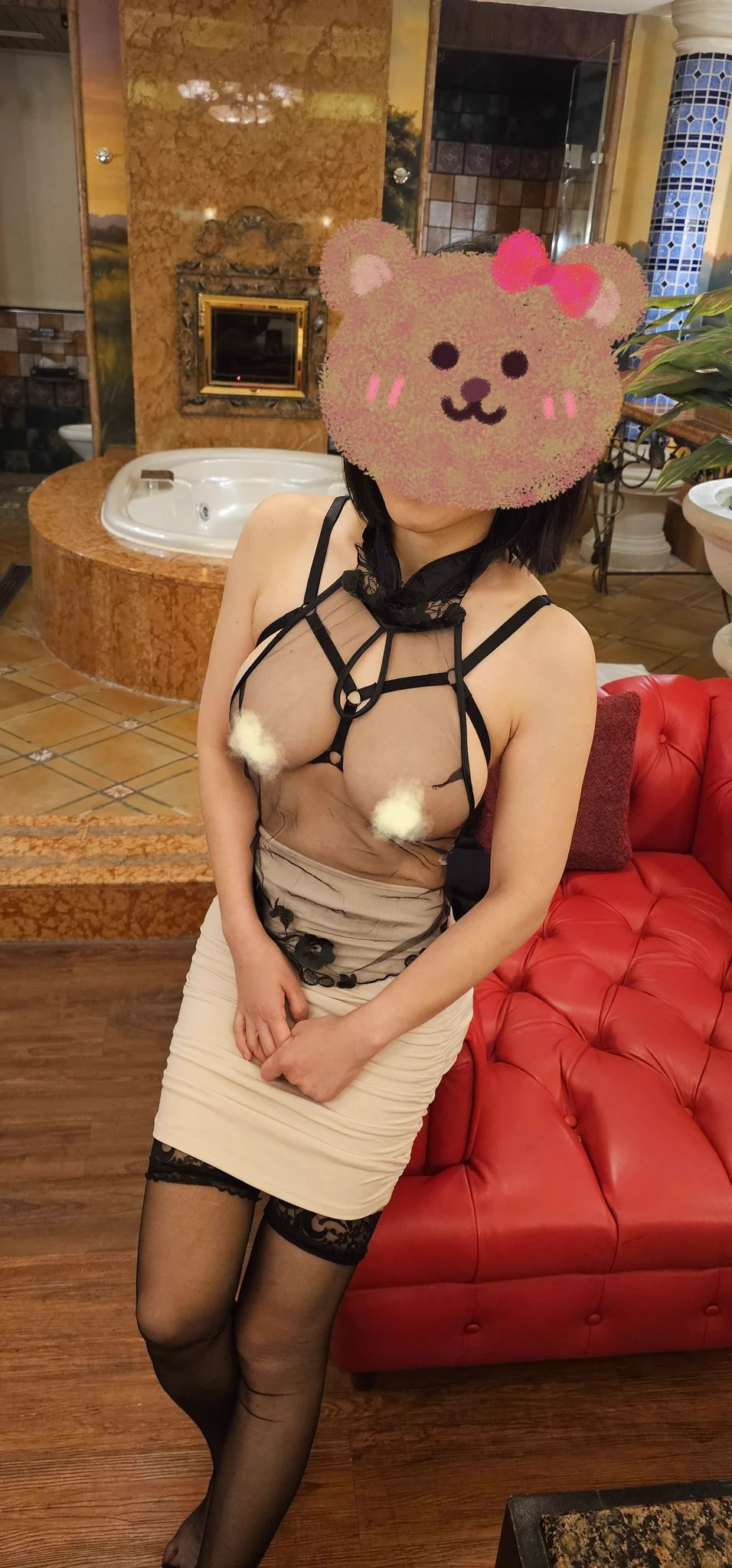 不到一天就快2000讚 還是穿著外套...那只好真的脫外套了😅😅第三張應該可以看出背面很精彩 在辦公室時雖然外套穿著但裸背還是很刺激...😅😅😅 https://t.co/iIKP3fzzio