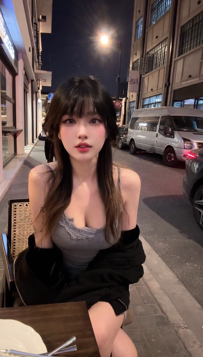 【如果我坐你对面的话
你还能好好吃饭吗？】 ​​​
🍽️ https://t.co/NzNLxbXZ96