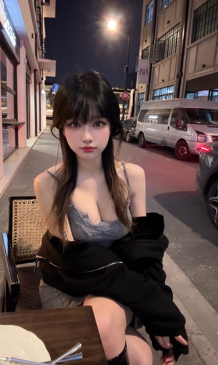 【如果我坐你对面的话
你还能好好吃饭吗？】 ​​​
🍽️ https://t.co/NzNLxbXZ96