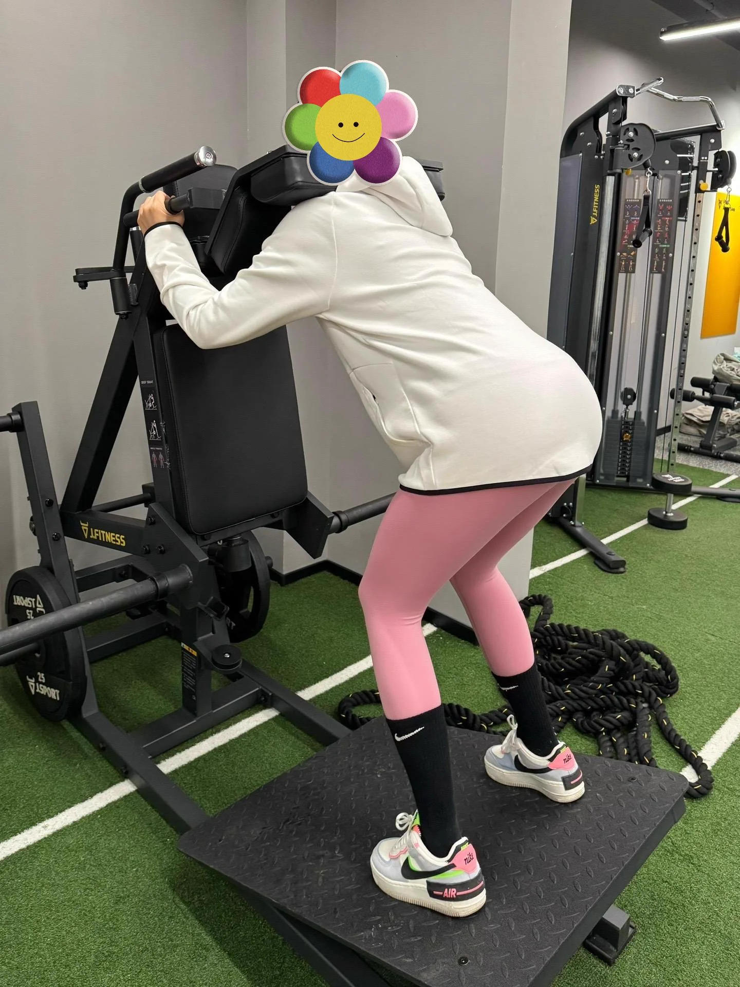 健身教练给拍的照片，发给我了！而且她还告诉我晚上不回家！去吧去吧！管不了！ https://t.co/JAc7itxGgH