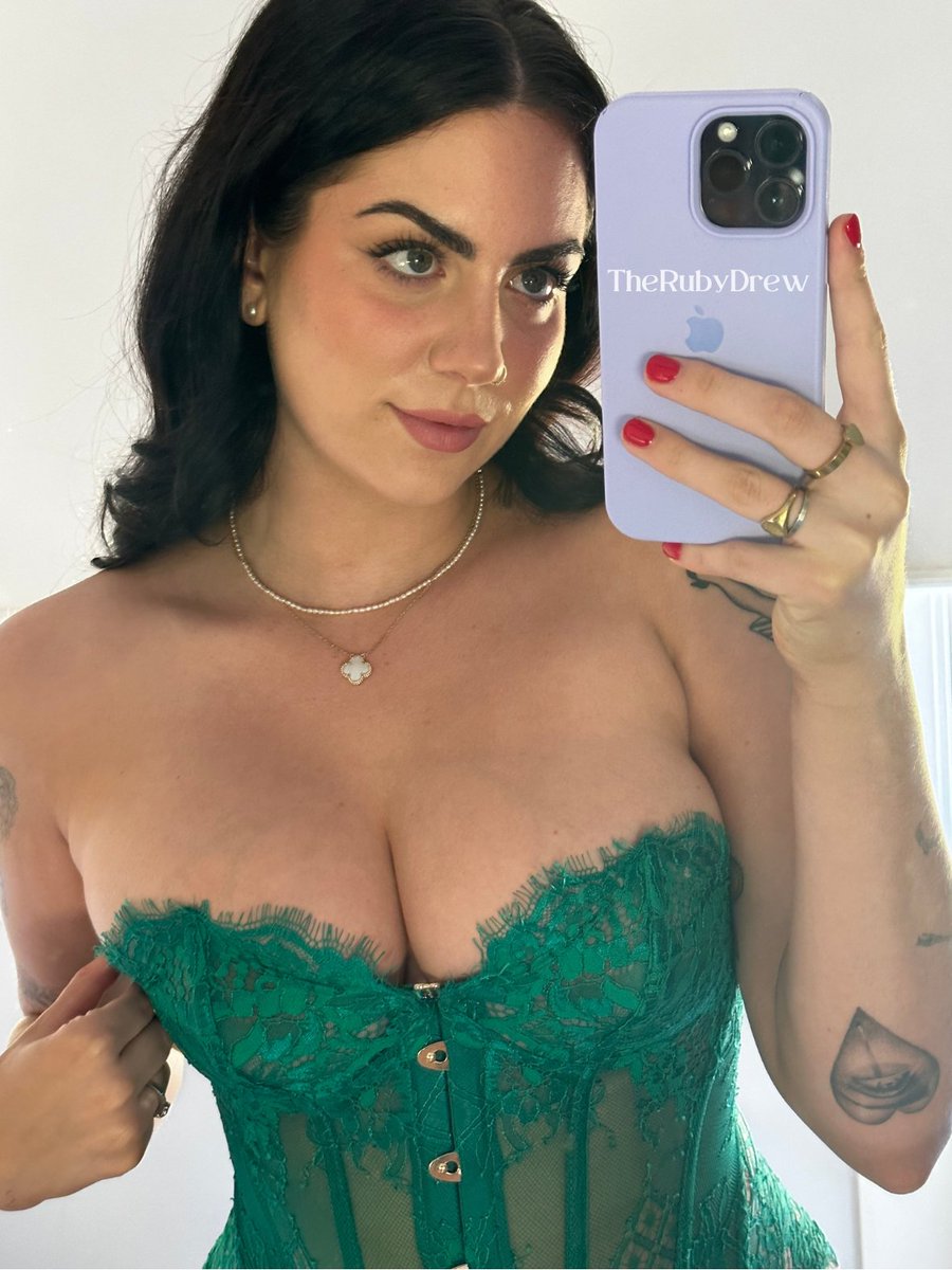 get your face in between my titties! https://t.co/pU5ONYwGAf