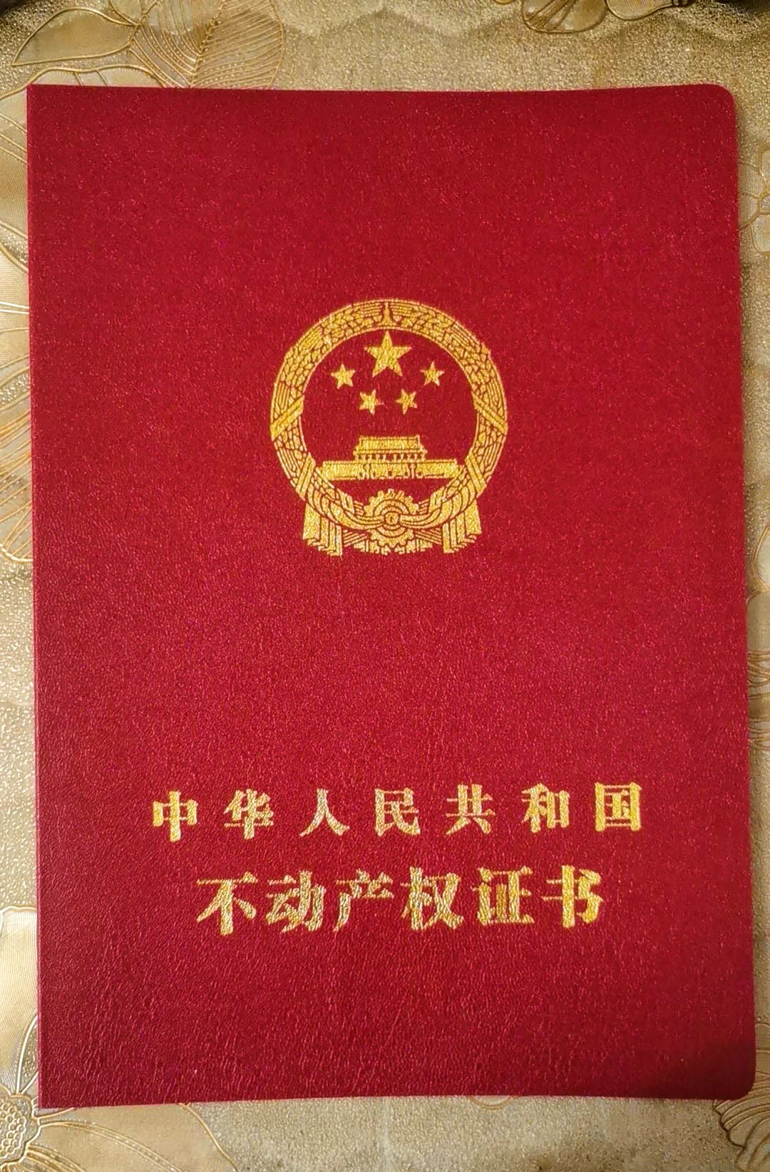 自从入圈以后，越来越觉得以前买了几套房子，作为重仓投资是一件很傻的事情🥲：抵御不了通货膨胀、流动性差、涨幅慢（近两年某些地段还开始跌了）、还有日常的管理和维护成本…套牢的感受比土狗币归零还难受。想卖一到两套房子的资金流动到Crypto里来，投入到自己看好的标地，大家觉得靠谱吗？ https://t.co/XtcPrpyTKg