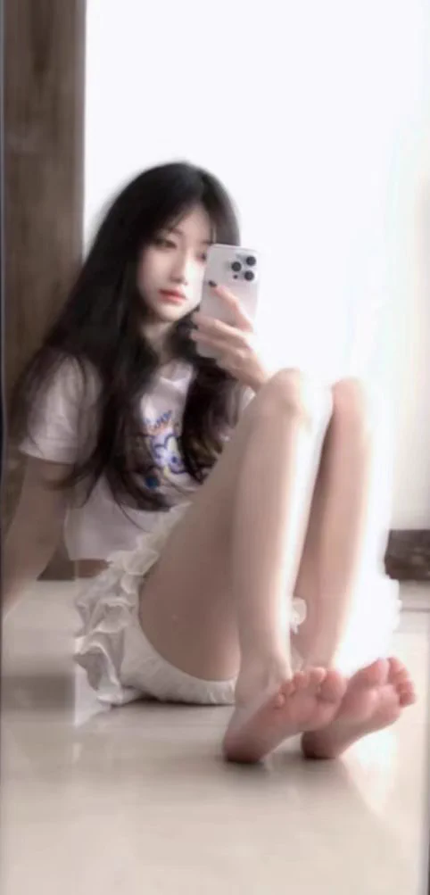 在盯着女神的脚底看脑子就要坏掉咯！🖤女神可是会趁这个机会吸干你的钱包#ATM奴 #恋足 #人型提款机 #网调 #女s #羞辱 #女性崇拜 #女尊男卑 #报销奴 #绿帽奴 #洗脑 #贞操锁 #榨金 #爆耍 https://t.co/kWqJDjWaGp