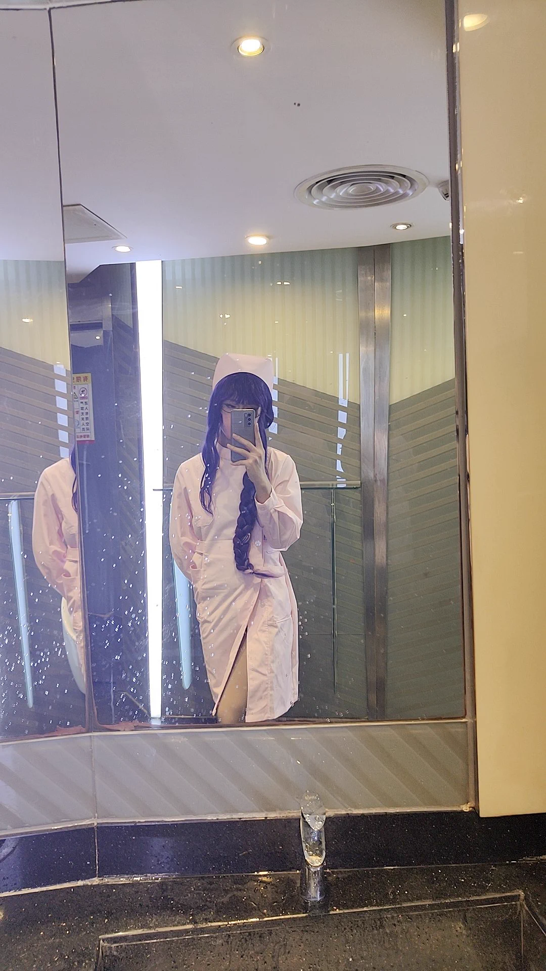 护士小姐，这里可是男厕哦~
（动漫星城） https://t.co/Kuhxrza1zZ