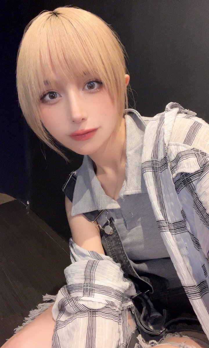 金髪お姉さん https://t.co/c1jc3oFQIN