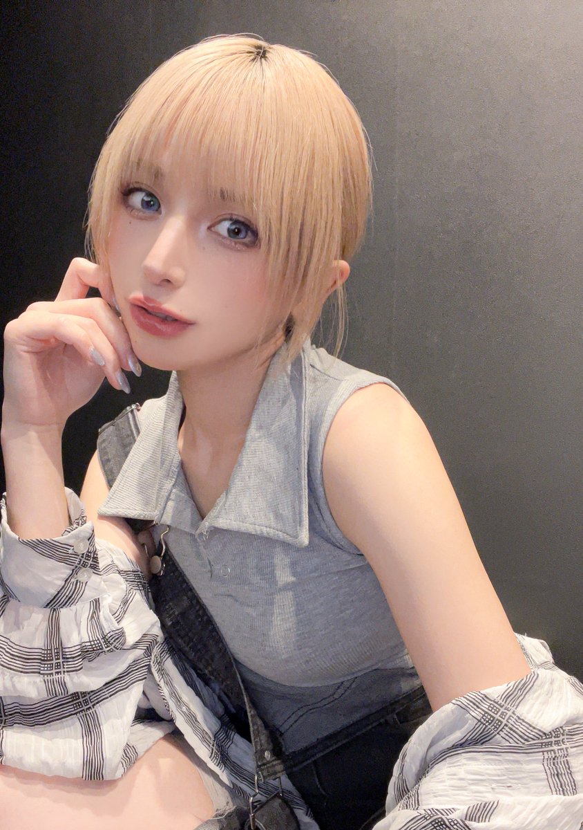 金髪お姉さん https://t.co/c1jc3oFQIN