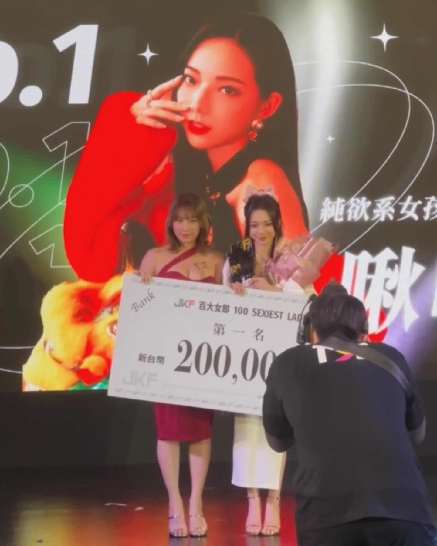 又拿了鑽石女郎第一名💎跟百大女郎第一名的獎盃回家🏆前一天睡三小時又瘋狂忙了一整天說真的頒獎的時候都已經累到恍神完全不知道自己在說什麼了😅但滿滿的感謝與感恩，依然會用行動證明你們沒有支持錯人✨1/26-28 「TSE台灣寫真博覽會」連結購票：https://t.co/Y6sYlyhaTY⚠️我在三號倉庫B-F06 https://t.co/cZtZB6rn8G