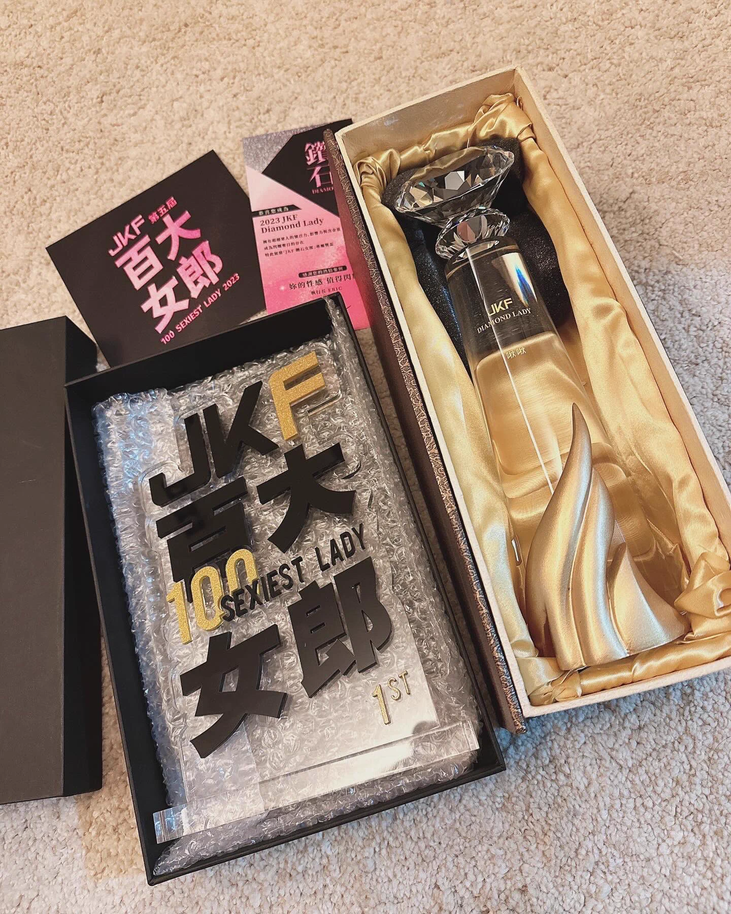 又拿了鑽石女郎第一名💎跟百大女郎第一名的獎盃回家🏆前一天睡三小時又瘋狂忙了一整天說真的頒獎的時候都已經累到恍神完全不知道自己在說什麼了😅但滿滿的感謝與感恩，依然會用行動證明你們沒有支持錯人✨1/26-28 「TSE台灣寫真博覽會」連結購票：https://t.co/Y6sYlyhaTY⚠️我在三號倉庫B-F06 https://t.co/cZtZB6rn8G