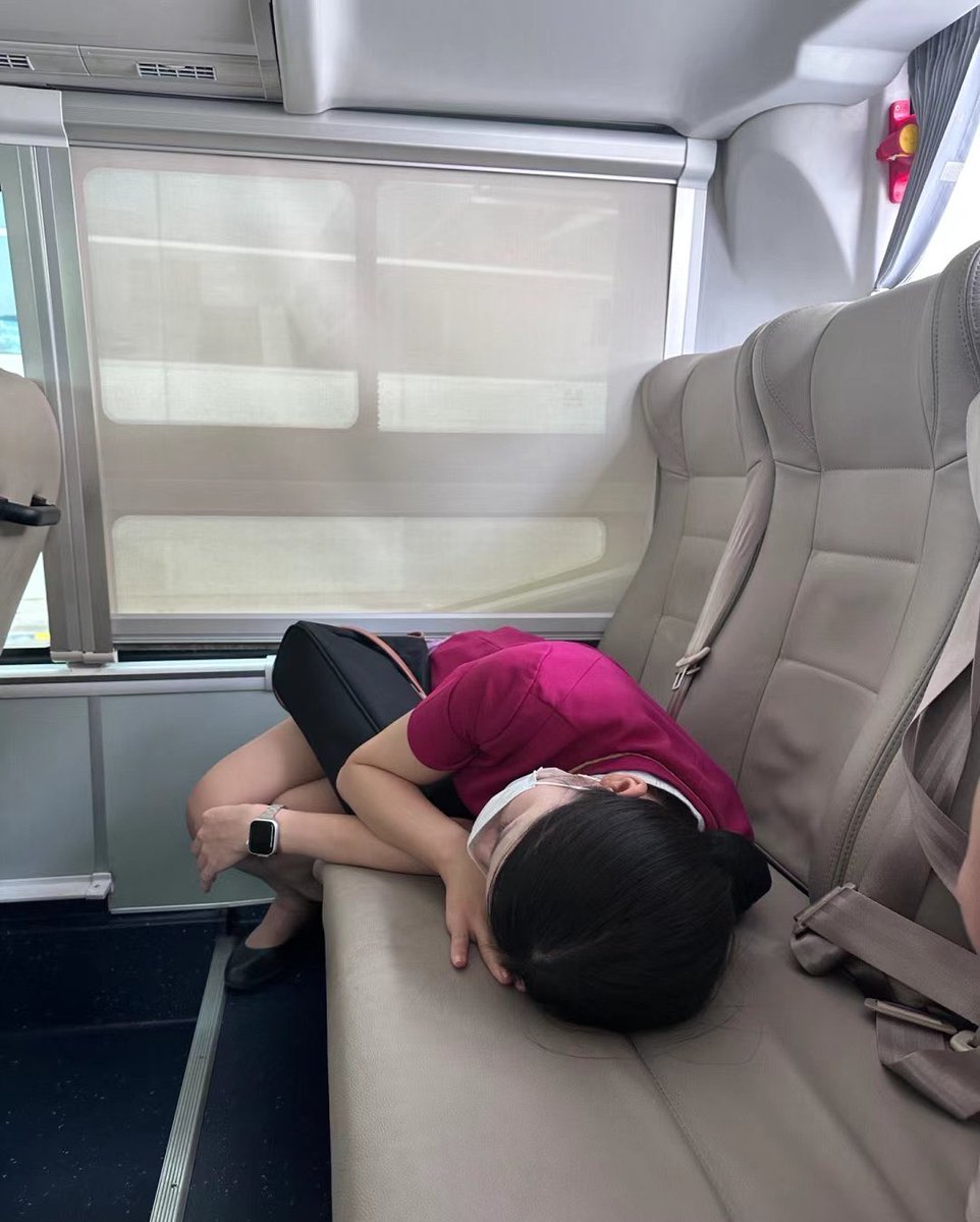 “不敢长胖。”“为啥?”“怕你心眼小放不下我。”售空姐群v：yuyumeet https://t.co/Zf8k32b4HS