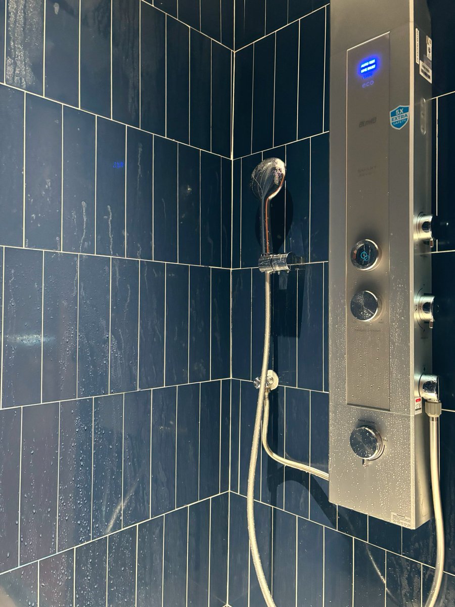 今天是從凌晨就待在機場等轉機的無聊小狗🥹

經過提醒才突然意識到今晚就是除夕
所以趁著在等飛機的這段時間來洗ㄍ頭毛
大概找了一個小時才找到可以洗澡的地方…

這是機場裡一小時50馬幣的膠囊旅館浴室環境
以單純洗個澡來說CP值還是可以的 https://t.co/HvsjtxdHQE