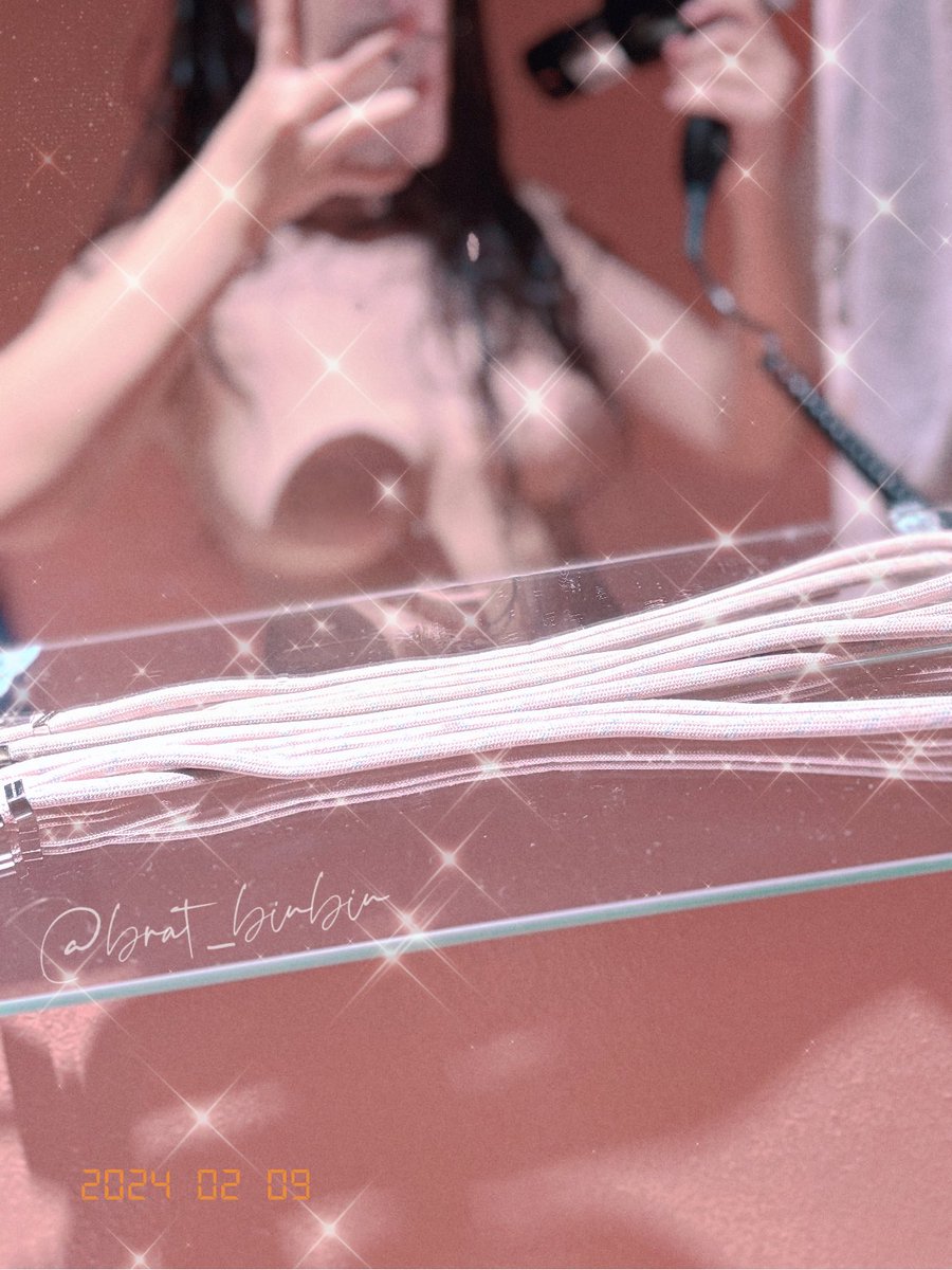 今天是從凌晨就待在機場等轉機的無聊小狗🥹

經過提醒才突然意識到今晚就是除夕
所以趁著在等飛機的這段時間來洗ㄍ頭毛
大概找了一個小時才找到可以洗澡的地方…

這是機場裡一小時50馬幣的膠囊旅館浴室環境
以單純洗個澡來說CP值還是可以的 https://t.co/HvsjtxdHQE