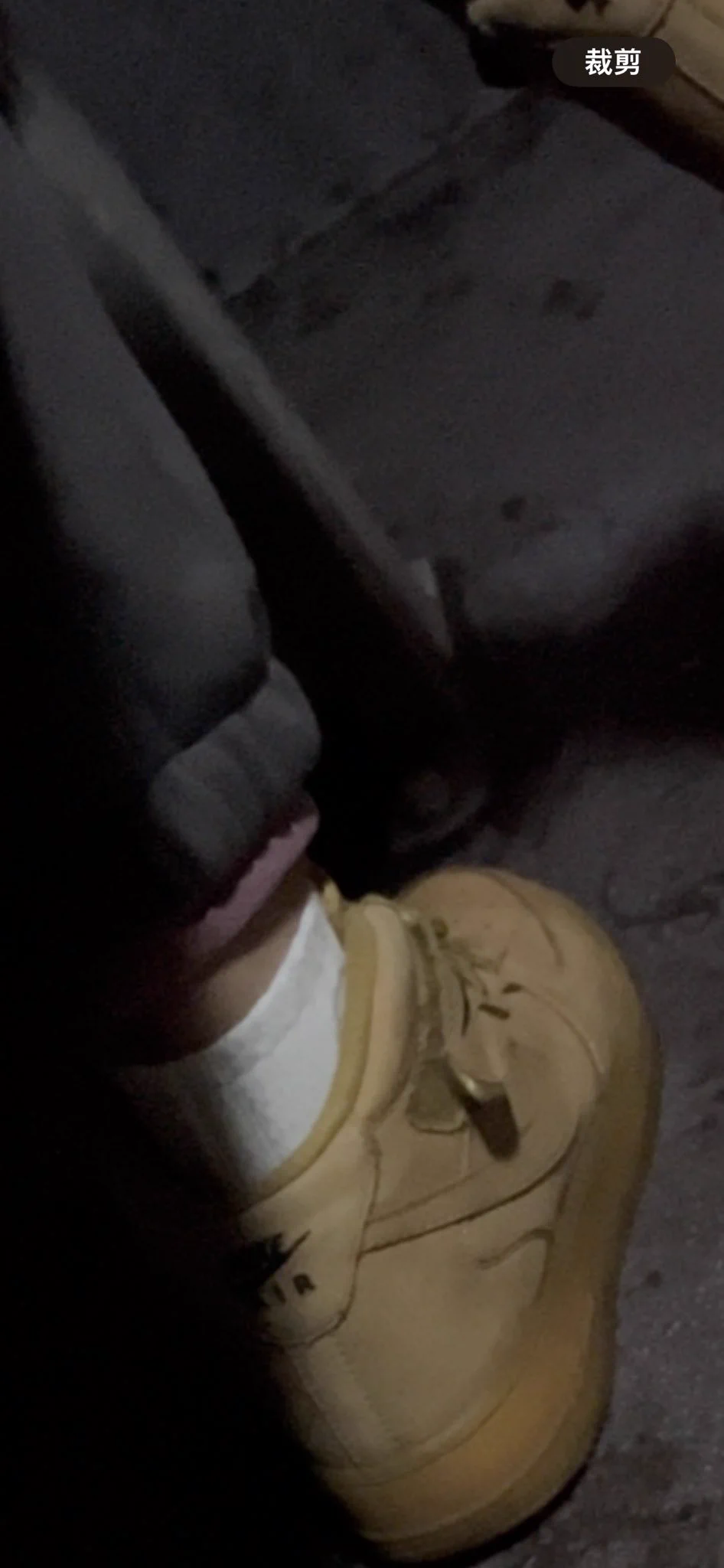 【日常拍袜】要不是冬天，肯定跟着下车套路要袜了。白色的袜边在眼前晃个没完。真受不了。回家找了一下，我觉得90%就是拼多多这款。现在女生对袜子来讲，哪里便宜就去哪买。说实话，质量不咋地。但是视觉好💦💦 https://t.co/J51bdWS102