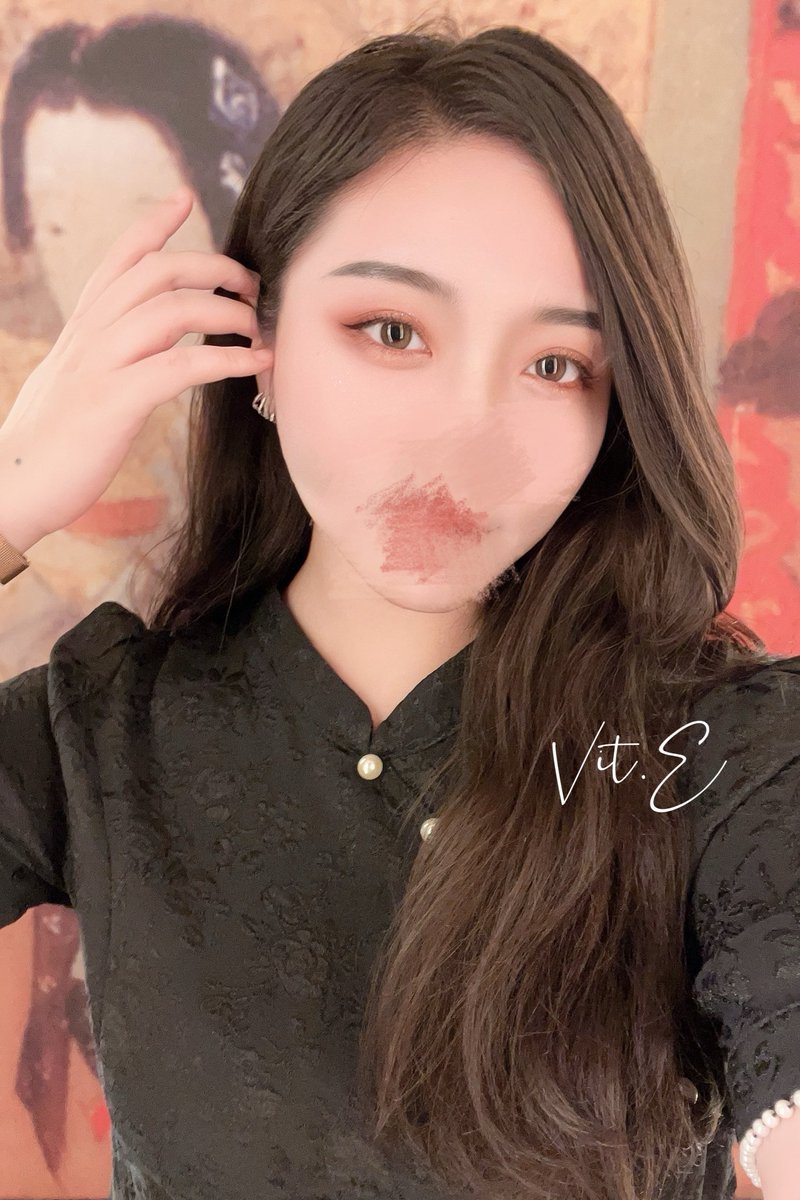 謊言是世人最易碎的仰賴。

雖然我總跟對象開玩笑
騙我沒關係
只要有把握將秘密封進墳墓裡
我不介意被蒙在鼓裡一輩子

但最終我總會發現真相
他們總低估了我的敏銳和第六感
聽了太多懊惱的懺悔
搞得我現在對「對不起」都開始過敏

破碎的謊是塵埃
再嚴絲合縫的承諾和彌補都擋不住它溢散在空氣
如影隨形 https://t.co/28cqLkqTz1