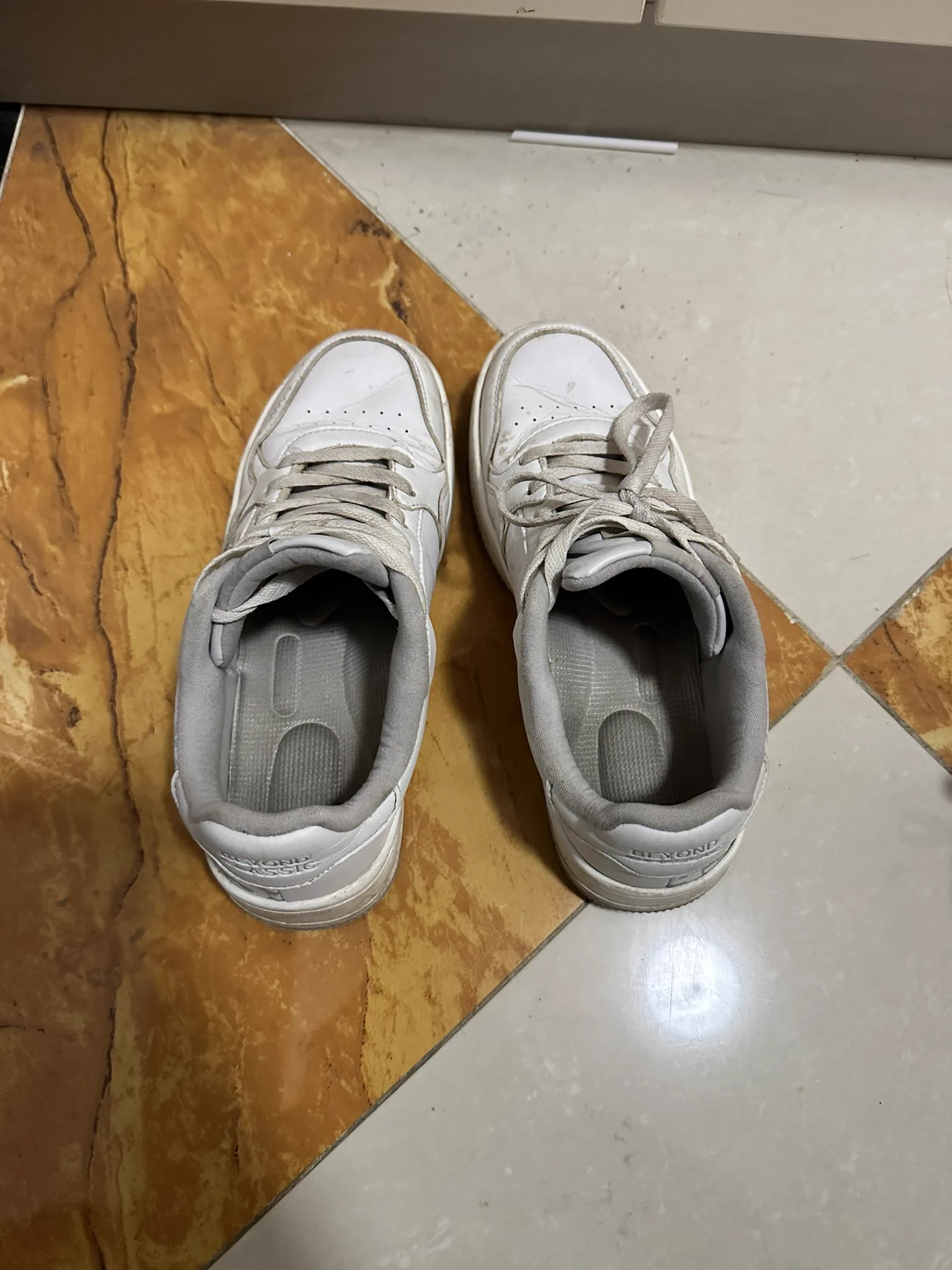 无意中发现对面楼有个小妹光脚趴在床上，就去她们家门口看看，果然有货😌 38码脚丫把鞋垫穿的这么脏 里面还是湿热的 #扫楼 #原味 #打胶 https://t.co/HqULffDra2