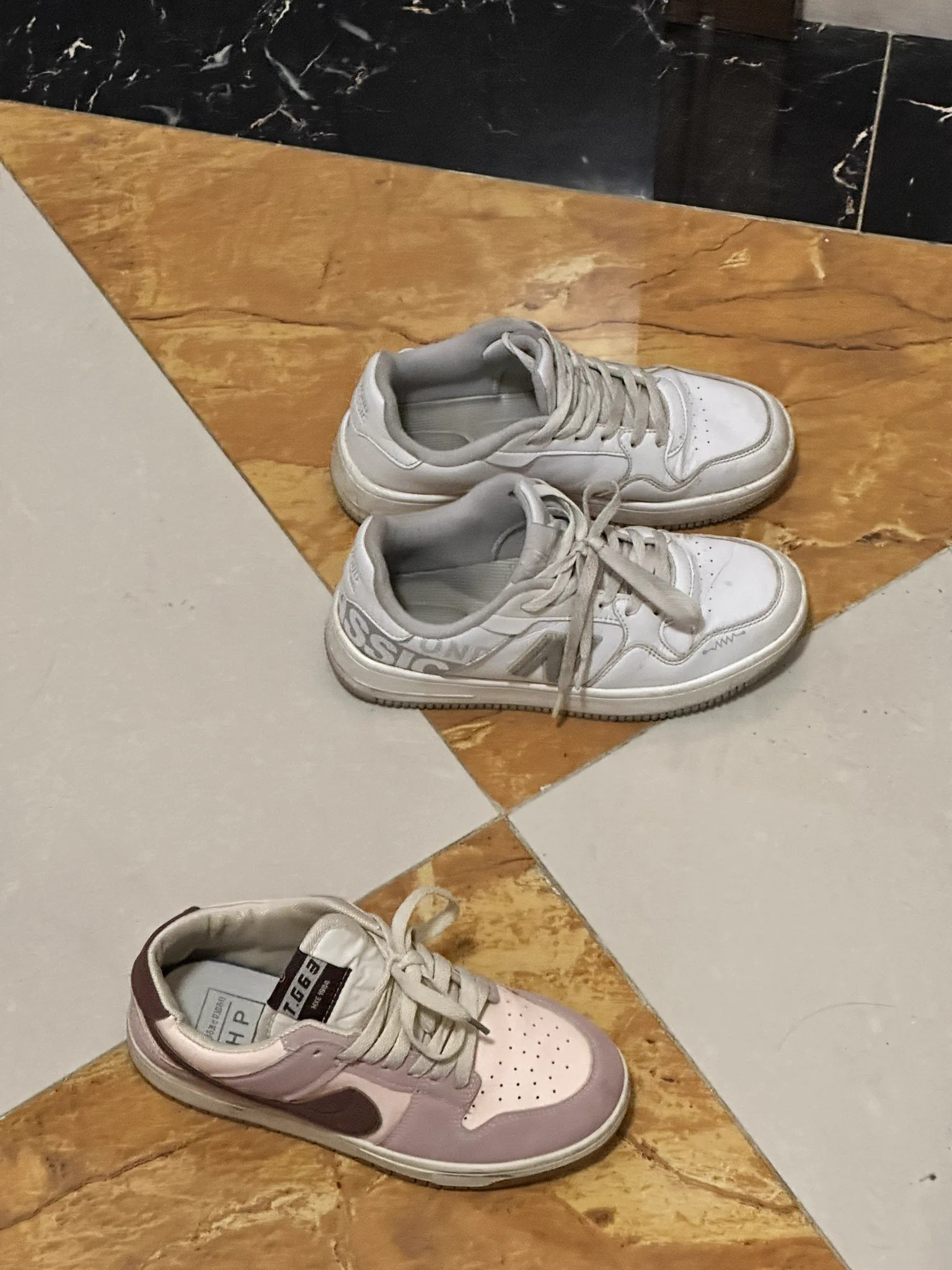 无意中发现对面楼有个小妹光脚趴在床上，就去她们家门口看看，果然有货😌 38码脚丫把鞋垫穿的这么脏 里面还是湿热的 #扫楼 #原味 #打胶 https://t.co/HqULffDra2