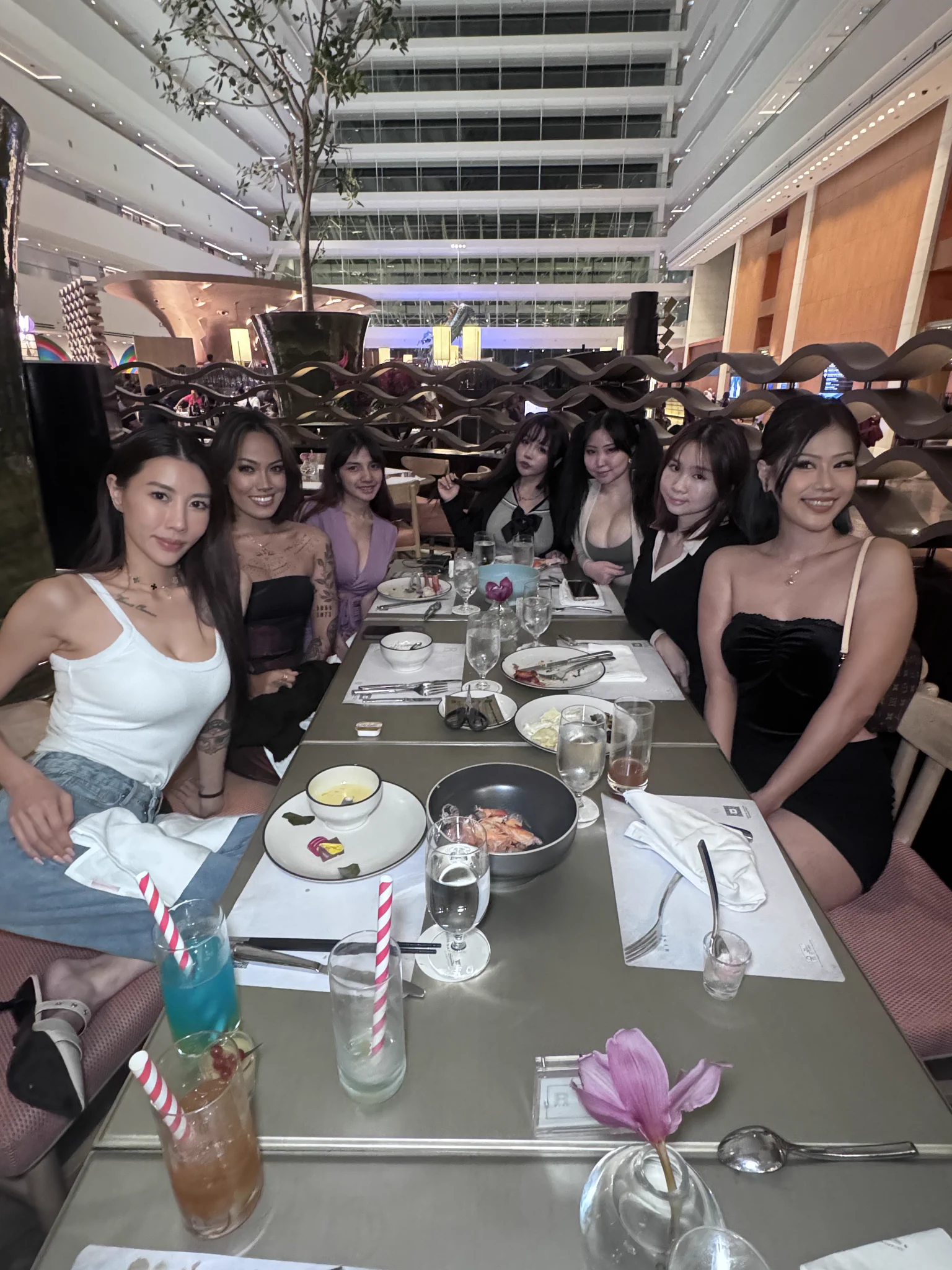 pretty OF galzzzz in the wild @tamtaytion @msbreewc @djsakuraaa @imyujia_ @macatdemeah @uwudracu https://t.co/8tBSSPcFIS
