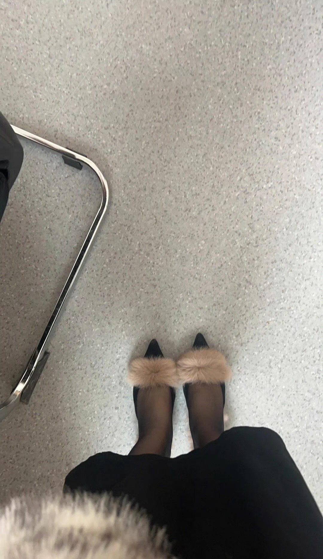 他同事以为是女朋友等他，谁能想到是炮友在等他肏逼😅 https://t.co/E0sOiFH7bv