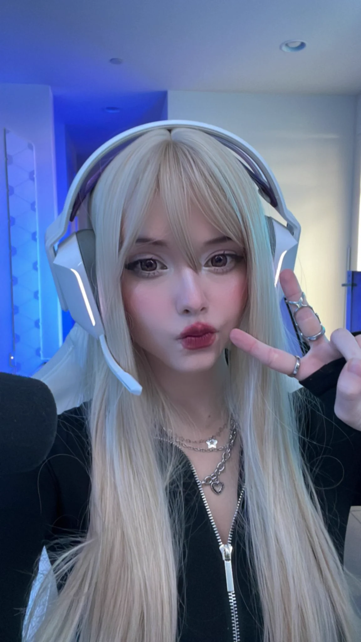 Streaming on Twitch! Come say hi &lt;3 https://t.co/6Msyx0ZpuN
