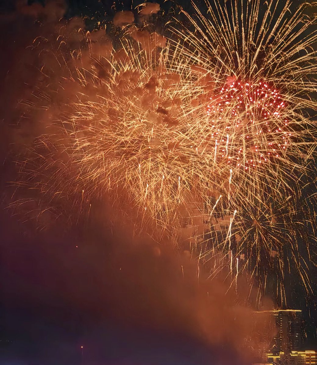 龙年大吉，新年快乐。 https://t.co/uKTWxMGUjv