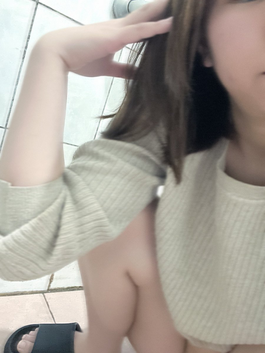 我只想表示痘好大
好像很久沒吃棒棒糖了🍭
今年過年都還沒吃到糖 餓餓了 https://t.co/MdYec8ZZvj