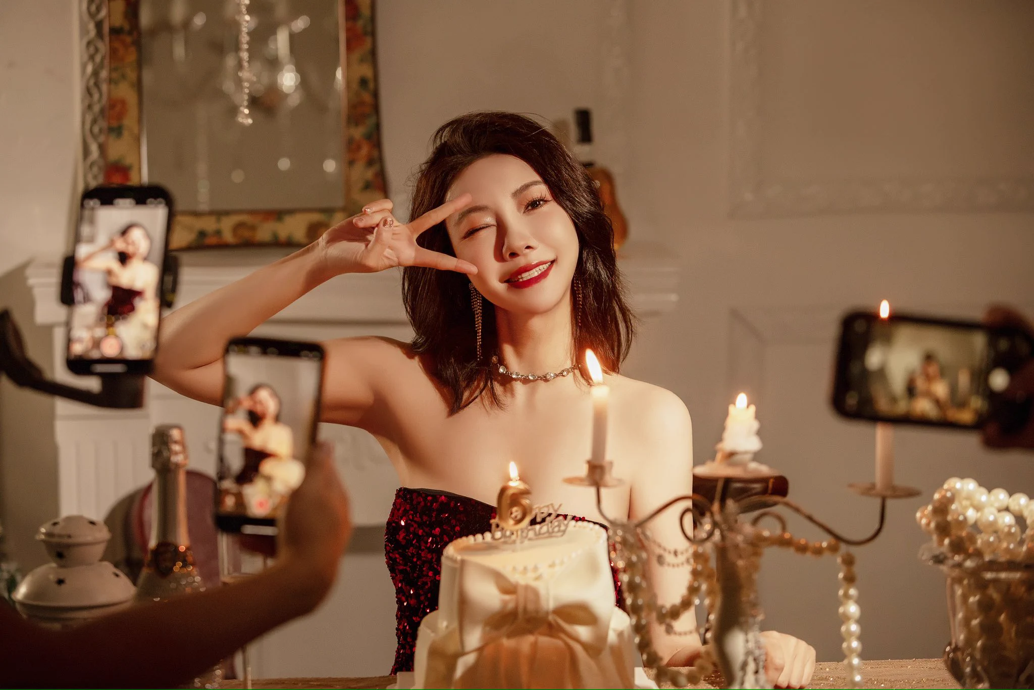 祝我生日快乐！ 今天又长了一岁，我慢慢变得强大，可以保护身边重要的人，遍布荆棘的路上总会有些擦伤，但向着阳光生长的心脏里开满了花朵，这个生日我很快乐，也很幸福，因为你们都在身边，鼓励爱护保护我，感恩每一位在我身命中灌溉鲜花的你们，永远爱你们哟！ https://t.co/VKlPKe2clr