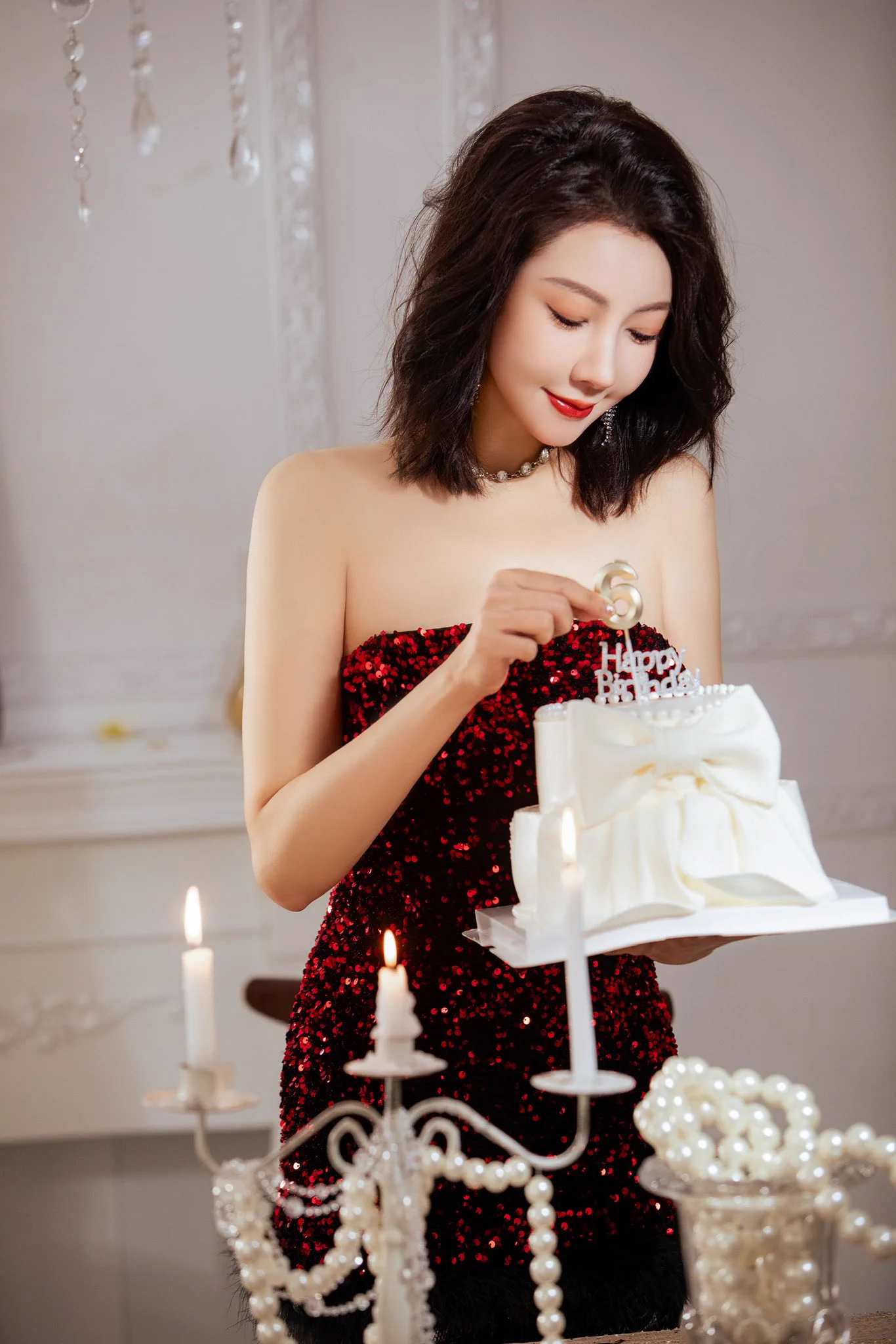 祝我生日快乐！ 今天又长了一岁，我慢慢变得强大，可以保护身边重要的人，遍布荆棘的路上总会有些擦伤，但向着阳光生长的心脏里开满了花朵，这个生日我很快乐，也很幸福，因为你们都在身边，鼓励爱护保护我，感恩每一位在我身命中灌溉鲜花的你们，永远爱你们哟！ https://t.co/VKlPKe2clr