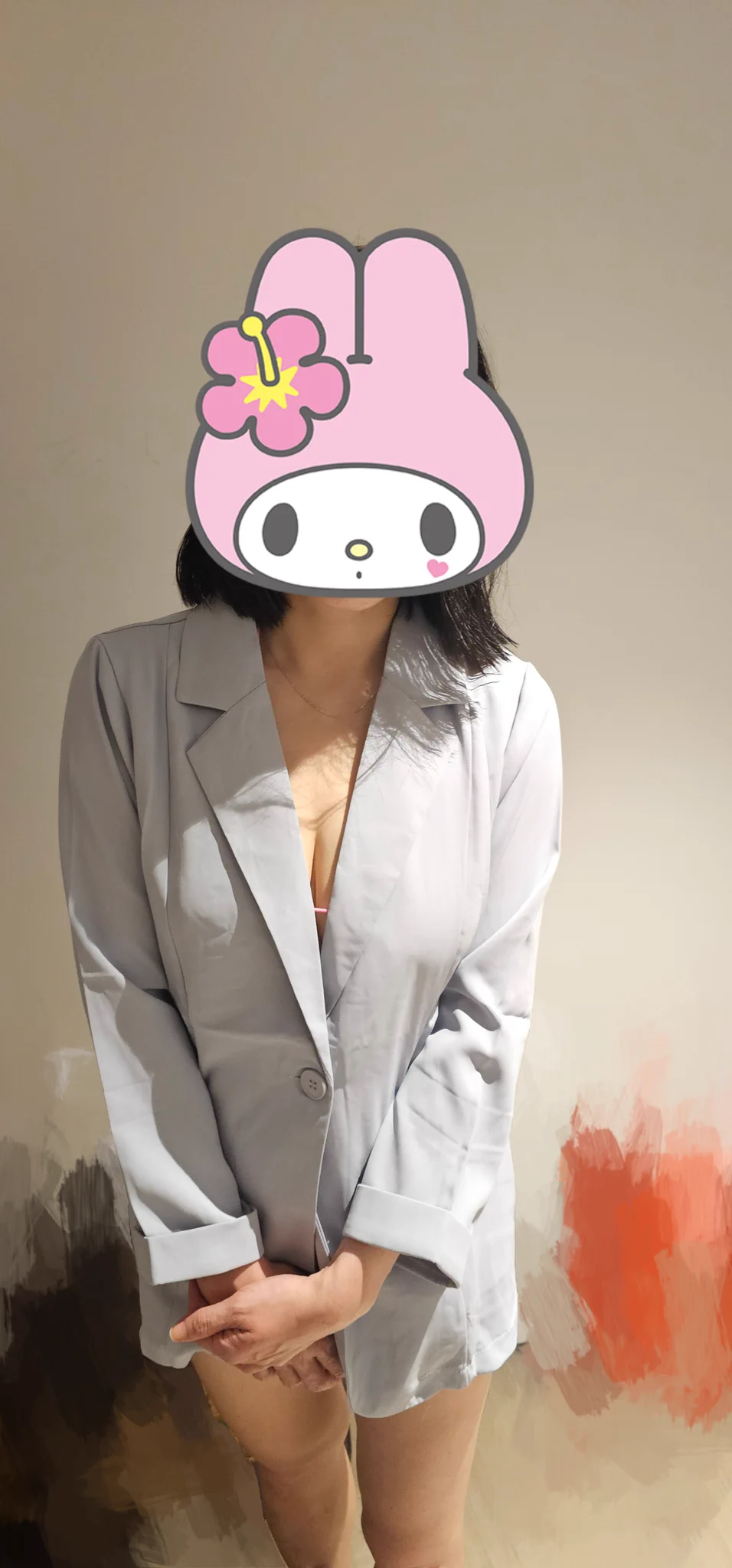 就很一般的休閒外套, 裡面若隱若現的溝 (其實在場也有別的女生穿的更低胸😂😁 現在妹妹都好敢穿><)不過裡面實穿是這樣>/////<算是比較刺激的挑戰, 全程打牌時動作都不能太大...結果牌沒打完四圈 (好像才兩圈?) 劇情就發展到另一個場景了男生開箱時的表情實在經典到忍不住想拍他, 不過我只是請他幫忙拍個照, 他拍沒幾張就受不了撲上來了...😳😳😳其實蠻喜歡這種穿搭~ 優雅小性感 (除了裙子有點短之外><)