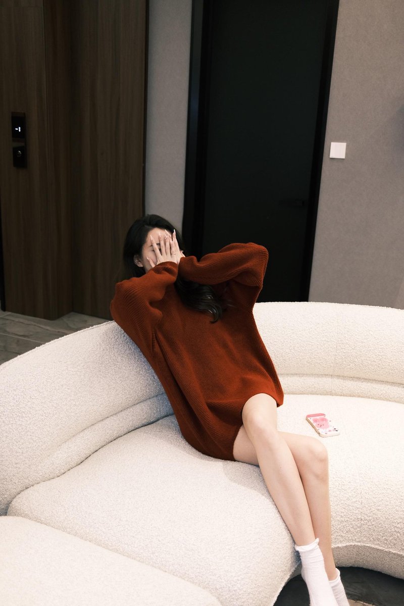 新年快乐家人们！她过年回老家和同学出去吃饭聚会，晚上回来的时候丁字裤的裤衩断了，我问她怎么回事她也没说，就说喝多了不知道怎么回事！（我是在卫生间垃圾桶里看到她脱下来的裤衩） https://t.co/LjmXtAEht0