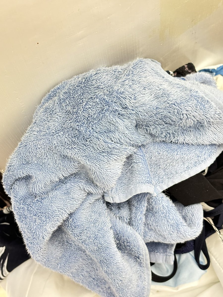 在床上玩
不小心尿床了
來的很突然我根本沒預料到
有墊毛巾但也擋不住
嗚嗚嗚怎麼辦
現在怎麼睡 https://t.co/7fRhpyKJxr