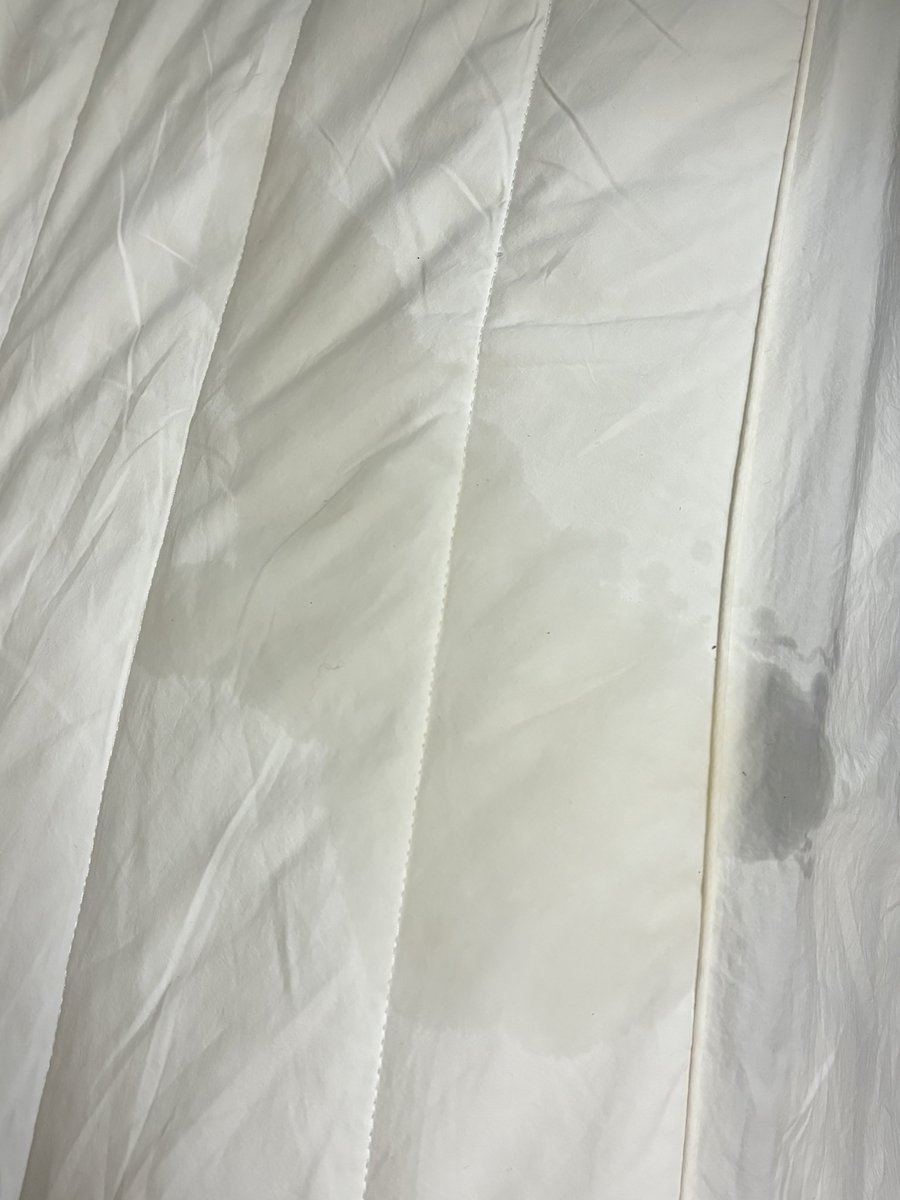 在床上玩
不小心尿床了
來的很突然我根本沒預料到
有墊毛巾但也擋不住
嗚嗚嗚怎麼辦
現在怎麼睡 https://t.co/7fRhpyKJxr