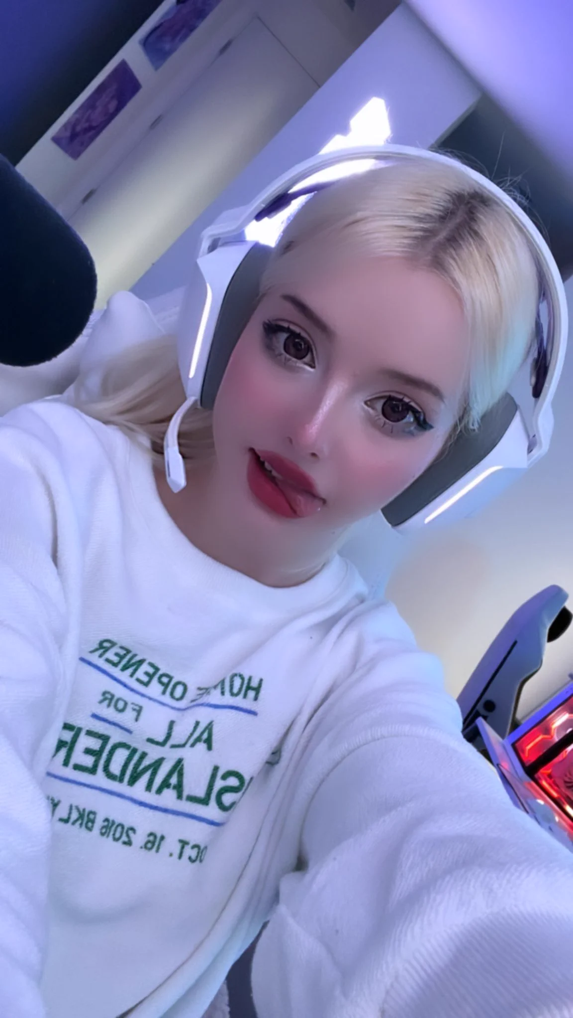 Streaming on Twitch with twin! @JuliaaBurch https://t.co/UqiiOPGTGU