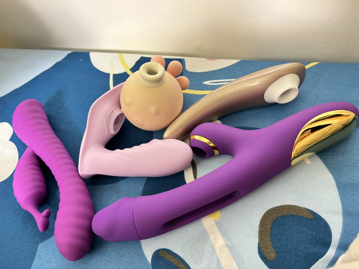 爸比說我的床根本是玩具展現場
厲害吧(⁎⁍̴̛ᴗ⁍̴̛⁎) 
我直接在房間裡開玩具展

（這還只是一小部分 https://t.co/BkKS1SrSUp