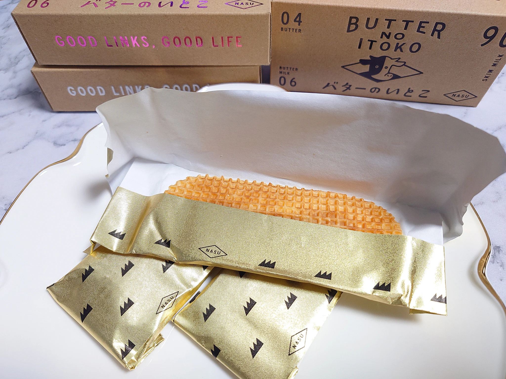 クッキーとワッフルの間みたいな生地に濃厚バターがいい香りのお菓子✨ https://t.co/RhFD9nhTnz