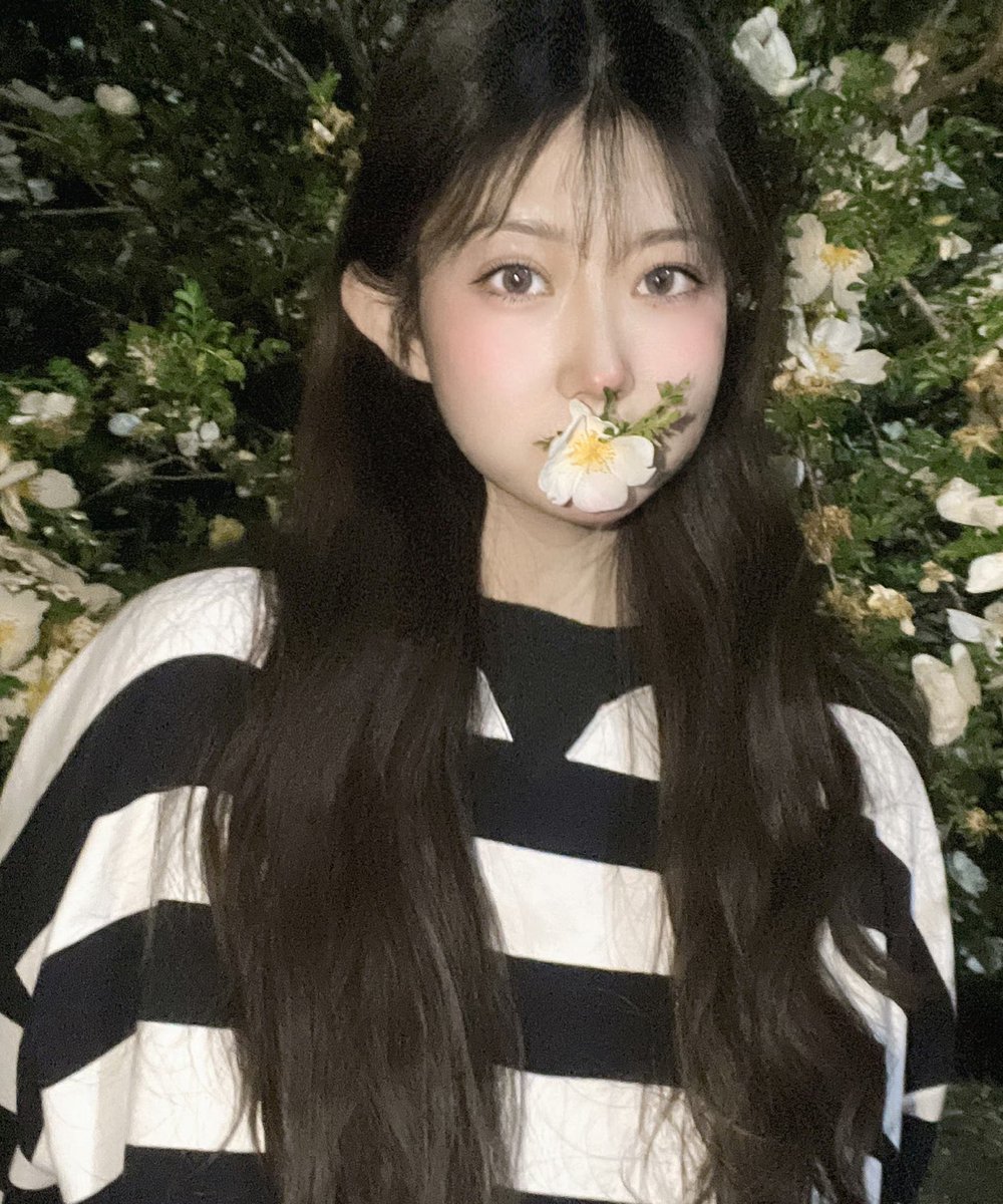 【下周开学】女孩最漂亮的就是那几年18-25。进推时候这姑娘还是大一。现在看来毕业要订婚了个屁。不过她依照很喜欢穿白袜。当年还记得套路她的时候。她还说以为自己碰到了恋物癖，结果呢，她在上课时穿的白袜。还是到了我的手里…还有别的兄弟的xx上🫠🫠 https://t.co/ujcCDSiWWT