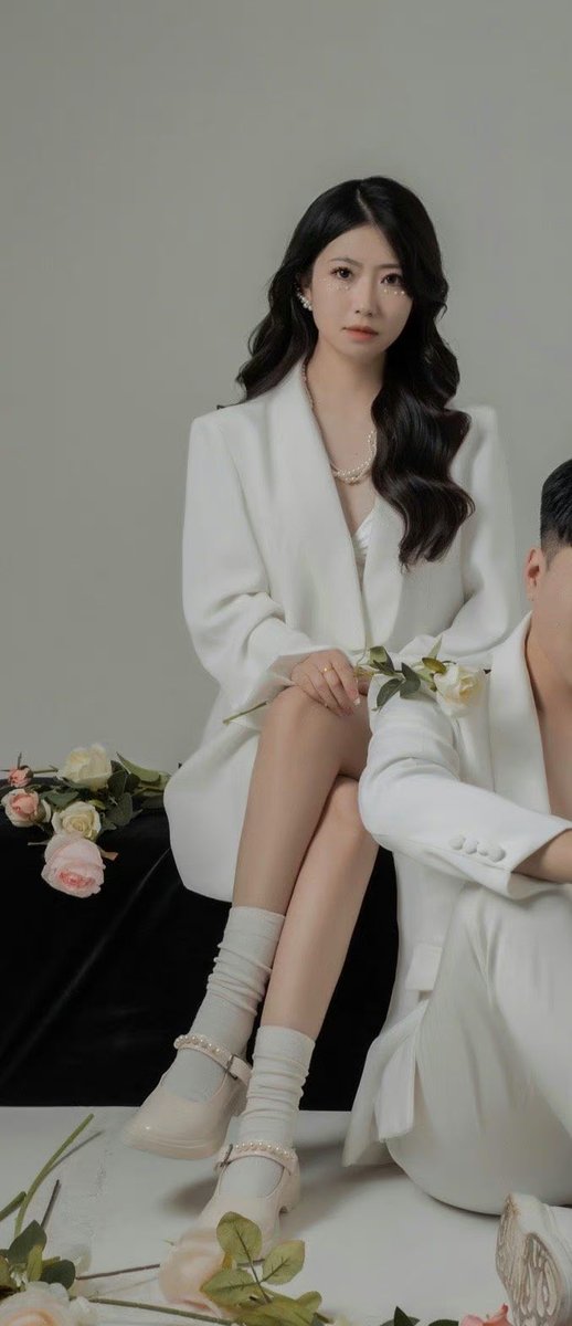 【下周开学】女孩最漂亮的就是那几年18-25。进推时候这姑娘还是大一。现在看来毕业要订婚了个屁。不过她依照很喜欢穿白袜。当年还记得套路她的时候。她还说以为自己碰到了恋物癖，结果呢，她在上课时穿的白袜。还是到了我的手里…还有别的兄弟的xx上🫠🫠 https://t.co/ujcCDSiWWT