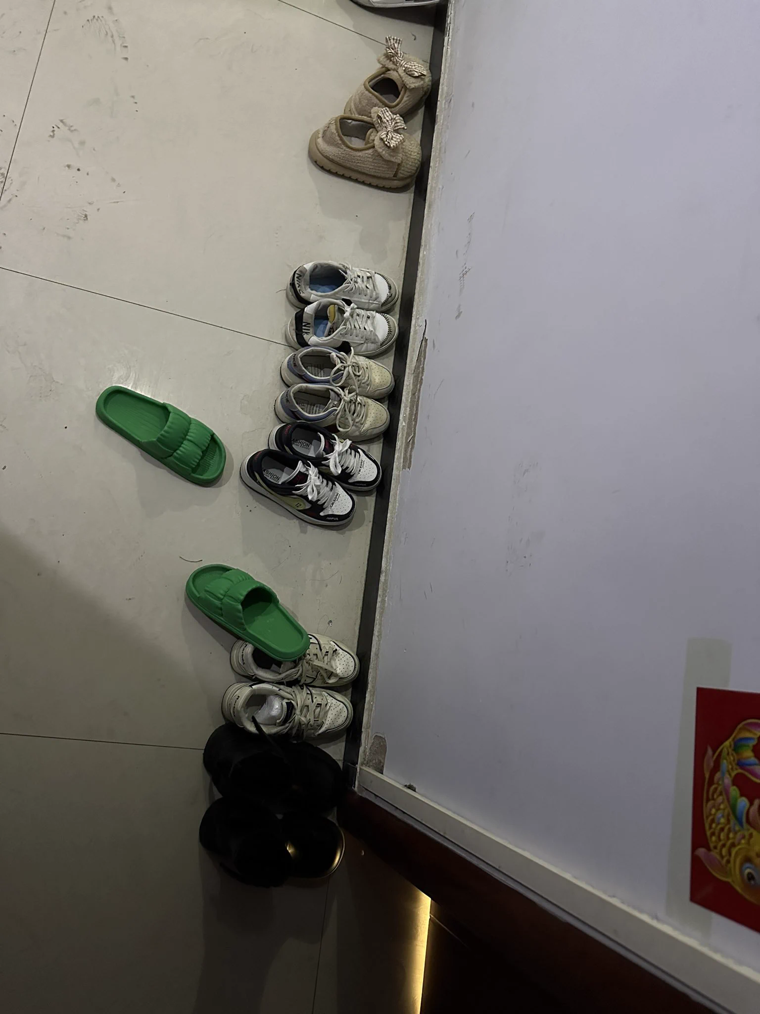 元宵节快乐🎆 向大家报告一个大新闻。上周误打误撞进入了一个大门不关的合租房，看到鞋立马脑子一懵…从款式来看一定是年轻小女生， 经过一周的勘查，断定里面住的是KTV陪酒公主（年龄19） 每天下午出门凌晨回家 上午偶尔和男人做爱 😧 不得不佩服干这行的精力真的很旺盛 #原味 #扫楼 #打胶 https://t.co/nJM2quLxx7