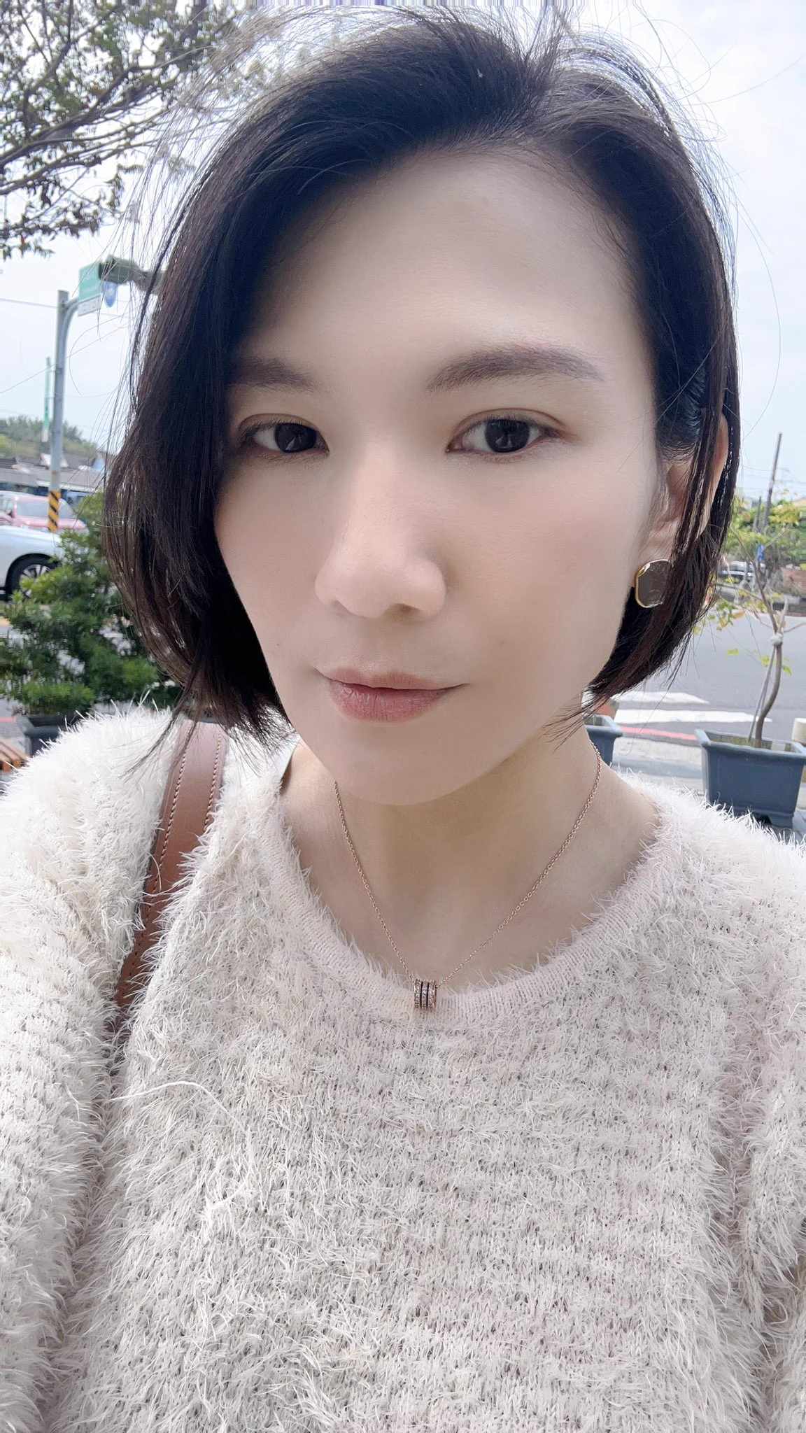 外面風好大！看得出臉頰還是稍微腫 https://t.co/EMHXOOGBjt