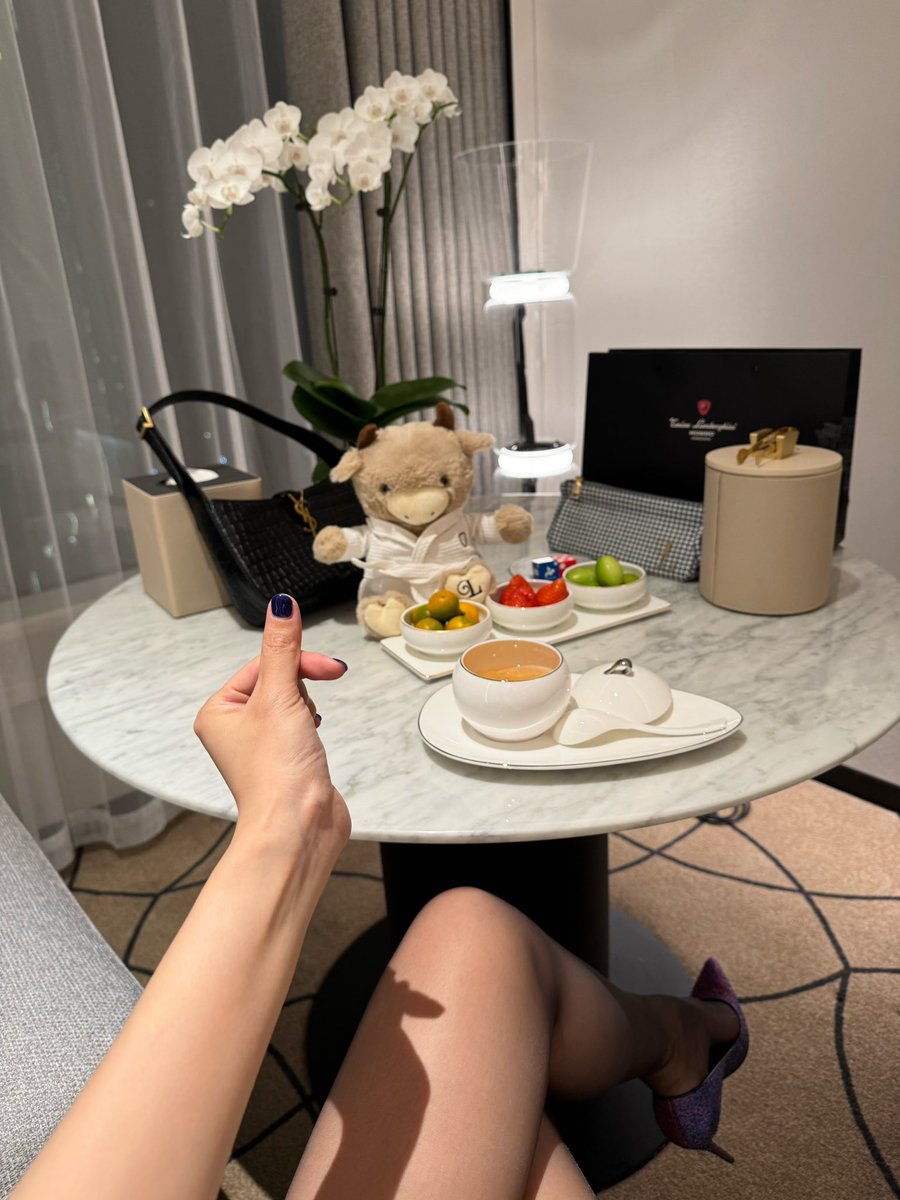 没有一朵花，从一开始就是花。
今天还有一天的外景，又是加油的一天，酒店贴心的送了木梳跟玩偶，可爱☺️ https://t.co/7i9FyPtEJu