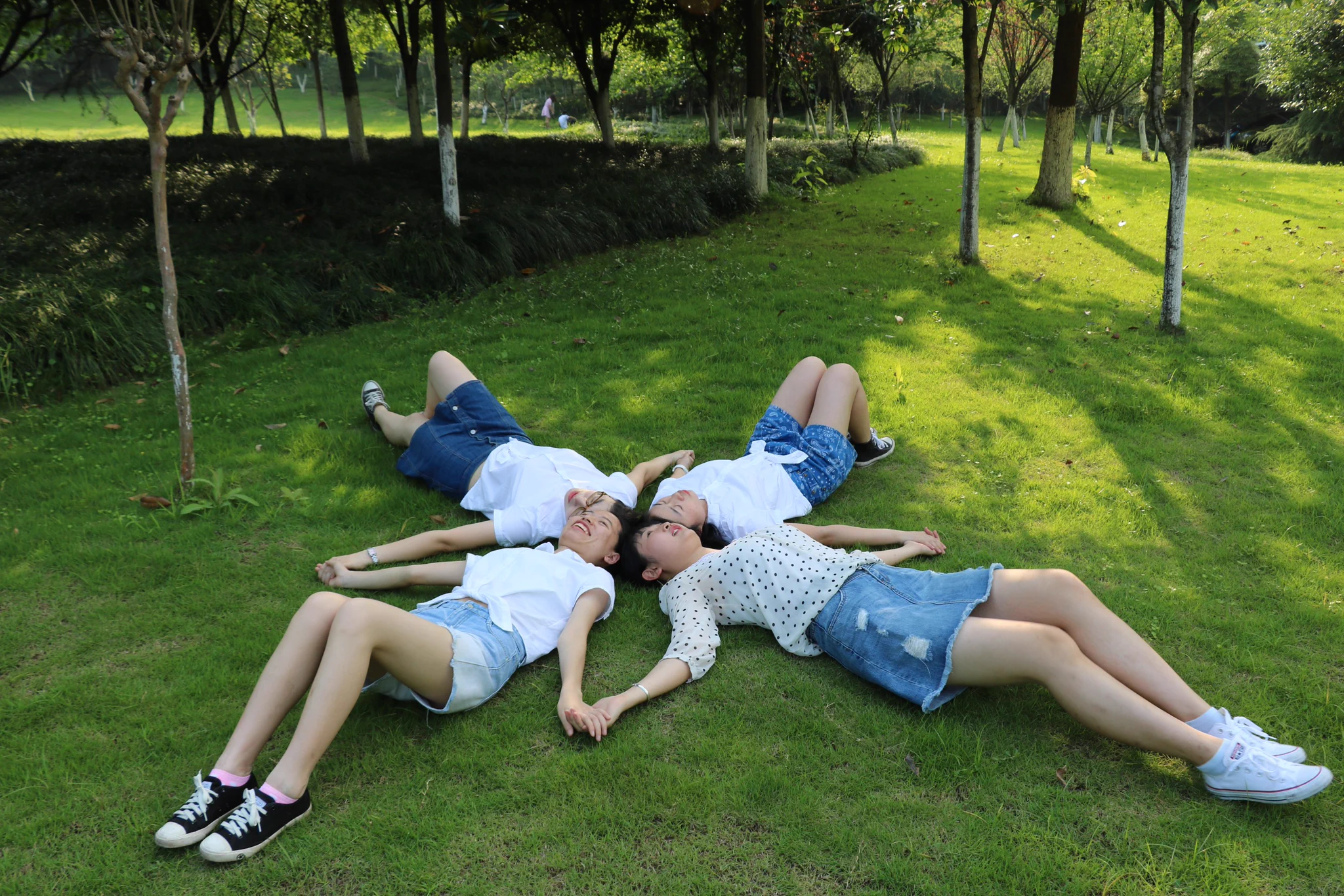 旗袍毕业眼镜小姐姐 [564P+4.13G] #眼镜娘 #眼镜妹 #毕业照 #旗袍 #女大学生 No.030324 预览全套尺度看置顶或私信 投稿：@wqganenshi_ @MuyishiD @007share https://t.co/VKlRvmME2J