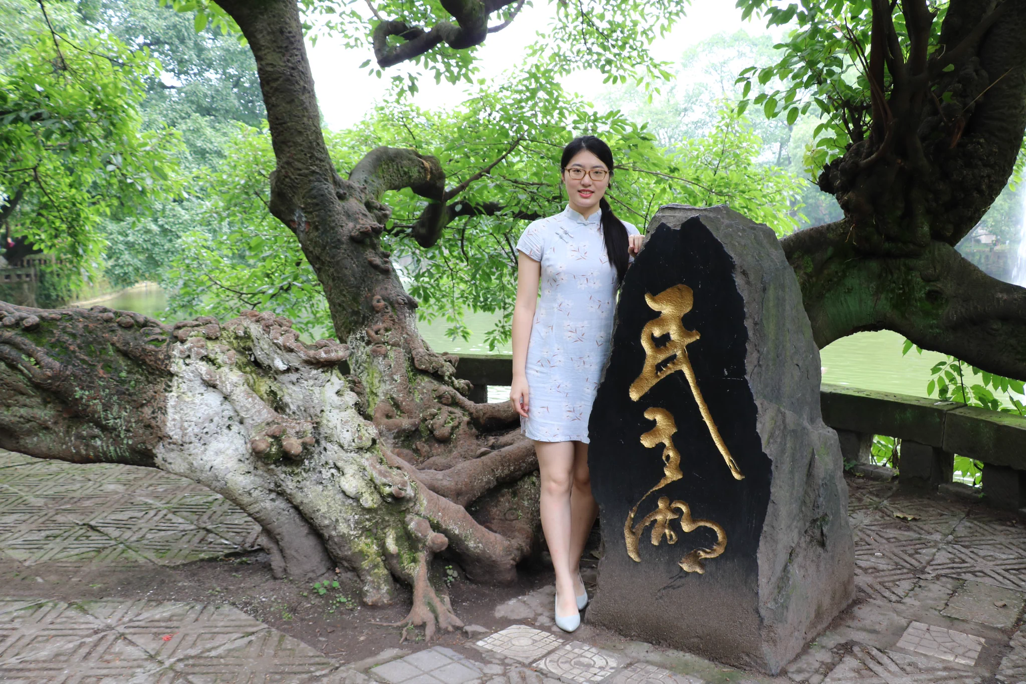 旗袍毕业眼镜小姐姐 [564P+4.13G] #眼镜娘 #眼镜妹 #毕业照 #旗袍 #女大学生 No.030324 预览全套尺度看置顶或私信 投稿：@wqganenshi_ @MuyishiD @007share https://t.co/VKlRvmME2J