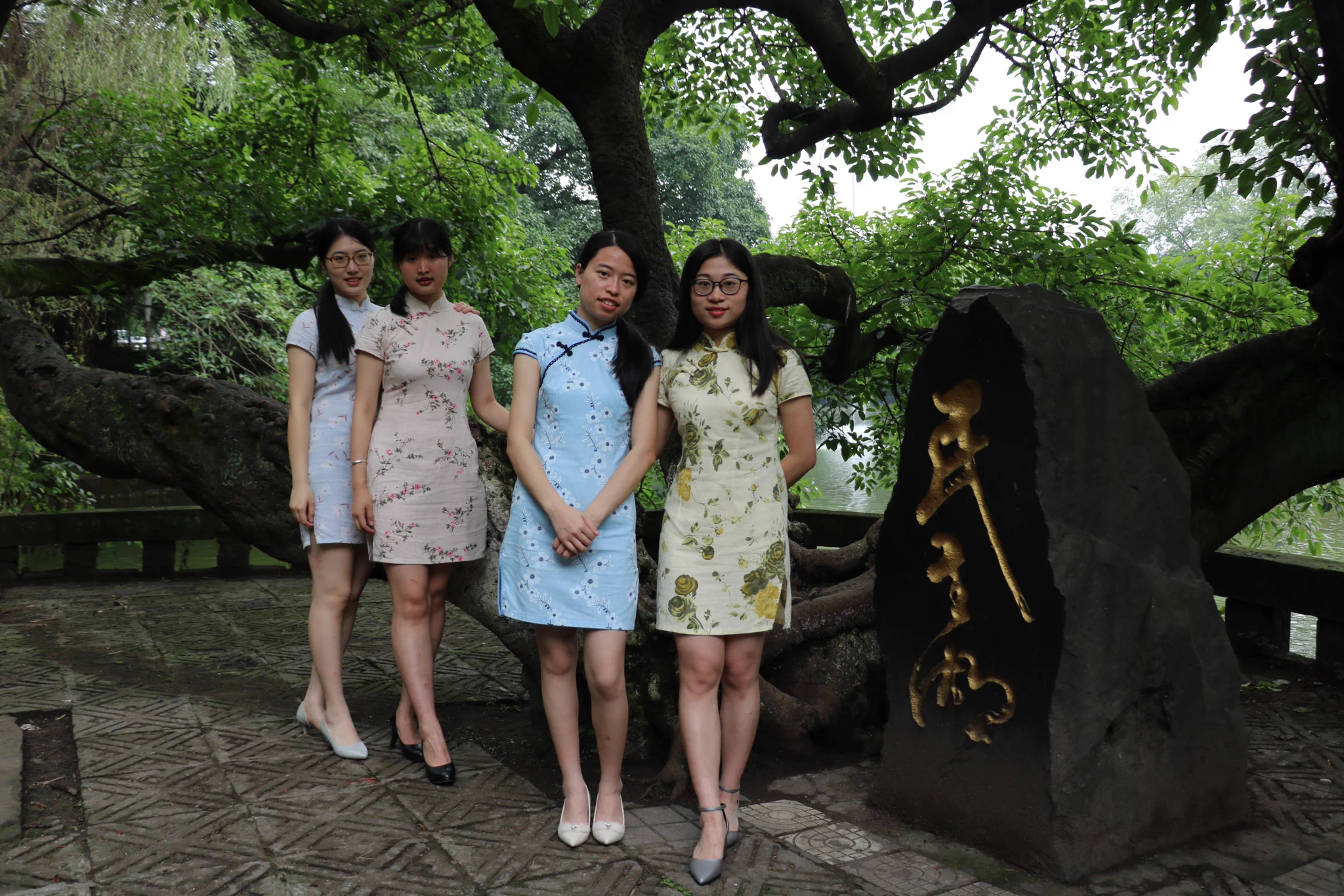 旗袍毕业眼镜小姐姐 [564P+4.13G] #眼镜娘 #眼镜妹 #毕业照 #旗袍 #女大学生 No.030324 预览全套尺度看置顶或私信 投稿：@wqganenshi_ @MuyishiD @007share https://t.co/VKlRvmME2J