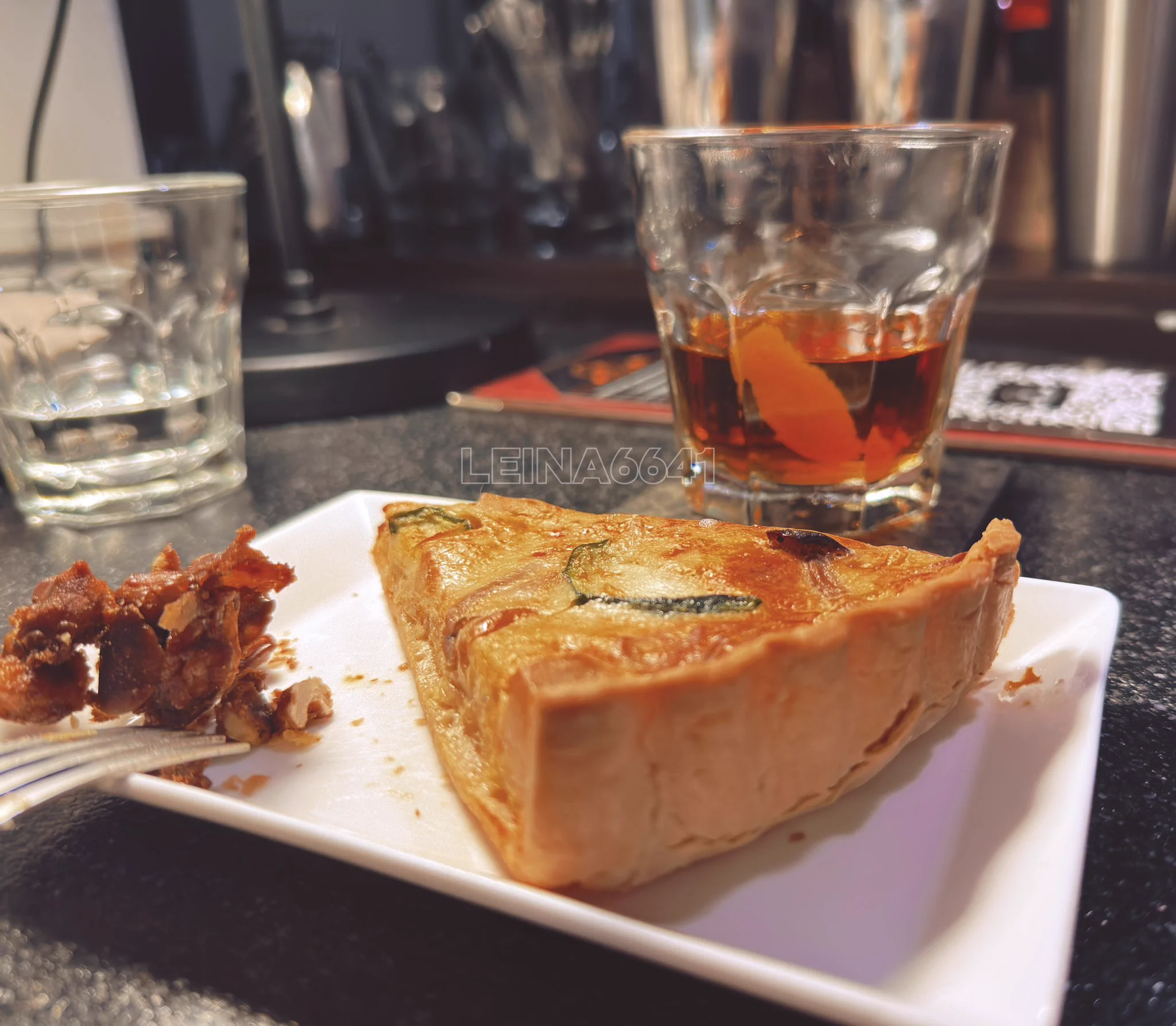 喝完酒就是要做愛對吧🥺• 經典威士忌純飲• 老廣場• 賽澤瑞克• 血與沙有興趣的都可以查查看酒譜都是威士忌底🥃😖鹹派也好好吃#快樂 #酒精夜 #還有一杯白蘭地shot https://t.co/r9vpvZN4NU