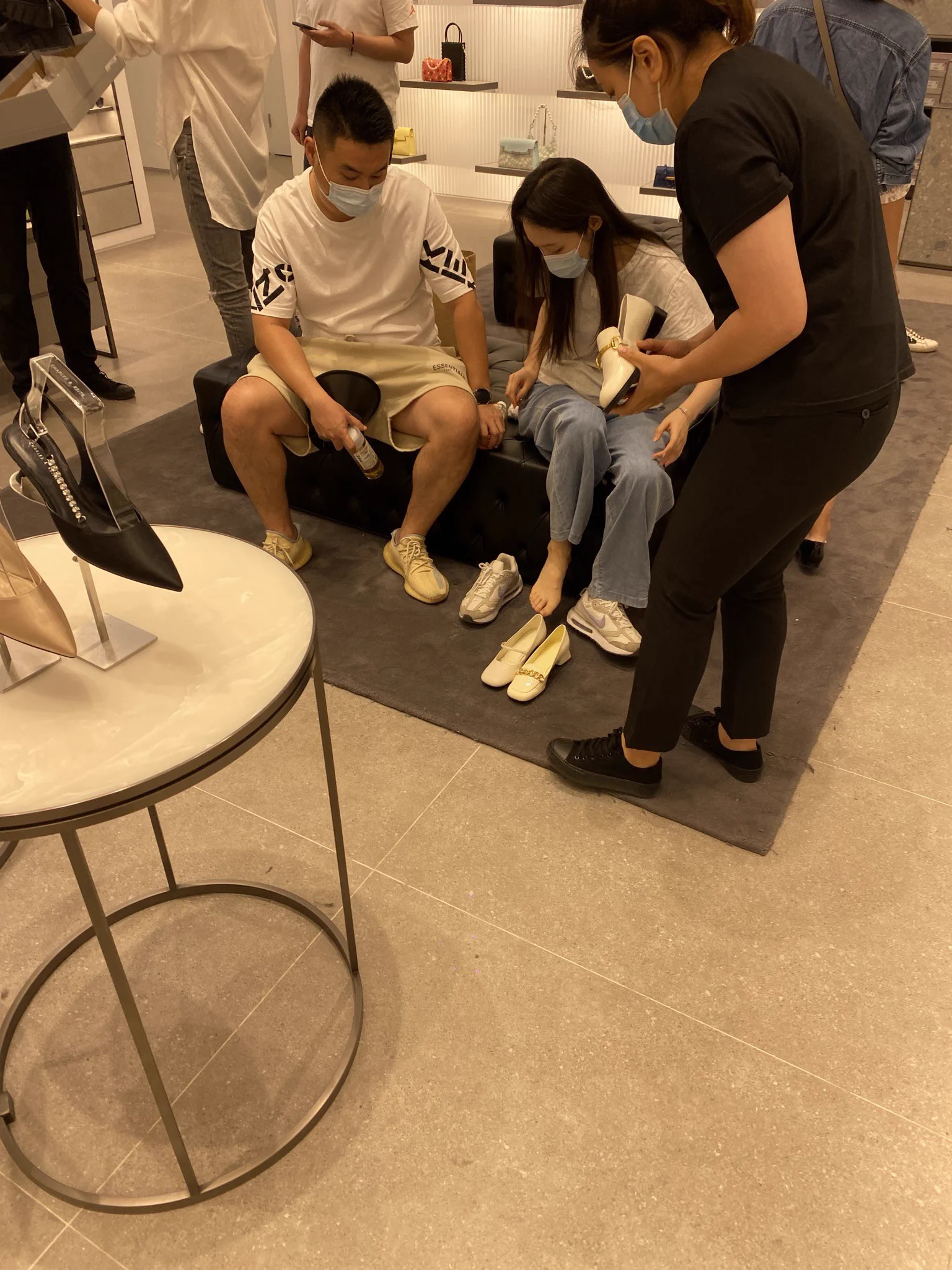 又到了一年一度的3.8妇女节了 明天去逛逛商场 看看有没有什么收获 https://t.co/Ltpeg0bfVy