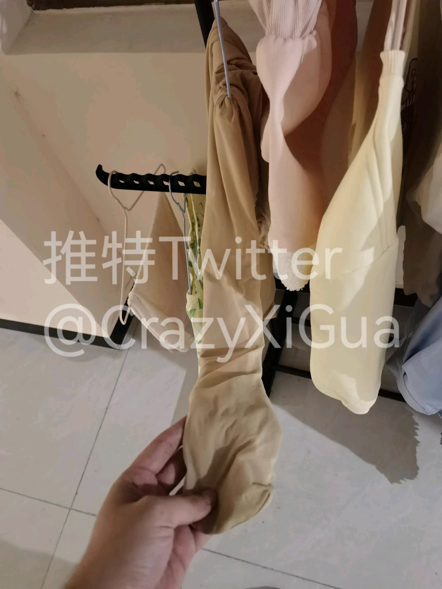 鉴于最近私信的推友很多，计划开启有偿的一对一教学模式，关于各种扫楼的经验技巧、点位寻找、规避摄像头，各种更衣室、会展探秘的技巧、获取丝袜方法及注意事项。所谓教学，并不是直接甩给你份统一“教程”，而是以十年扫楼探秘玩家的经验，根据你的基本情况，进行详尽的解答，感兴趣的推友可以私信。 https://t.co/dDqtaBVku1
