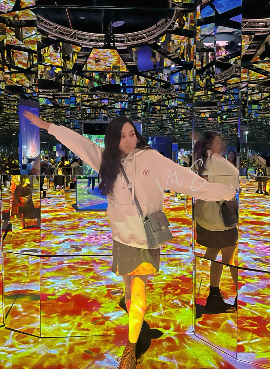 當大家都在裡面拍美照
就我在當搞笑女🥹
（完全忘記當下在想什麼

#不在辦公室 #花之舞光影展 #NAKEDFLOWERS 

還好趕在展覽結束前達陣⸜(* ॑꒳ ॑* )⸝ https://t.co/KnR0xFnWMZ