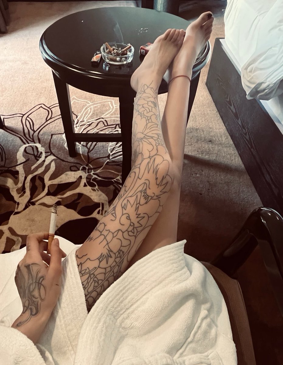 精神亲妈就把脚往桌子上一翘，再把烟这样一点上

马上精神高贵气场扑面而来

媚精傻逼们马上就控制不住了

财产全部上交，

自己对着精神亲妈磕头早泄自动去世

#精神小妹 #无脑上供  #冤种  #舔狗  #洗脑 #奴下奴 #白给 #红框挑战 #男M任务 https://t.co/LsgtSG7RDy