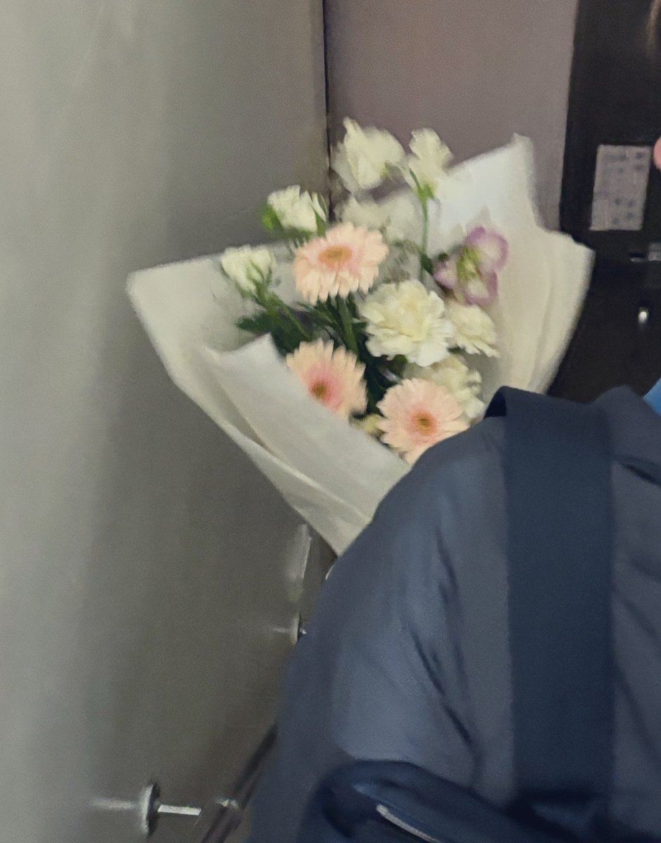 爸比收了我的情人節花花！
是我自己做的第一束花花！
(〃∀〃)

明天是情人節也是我們的半年紀念日
謝謝爸比一直陪伴我照顧我*ฅ́˘ฅ̀*
今天剛好滿半年了！
今晚
在第一次喊你爸比的地方
跟你一起過這個對我來說特別有意義的日子
很開心❤️ https://t.co/ea8H6SutrO