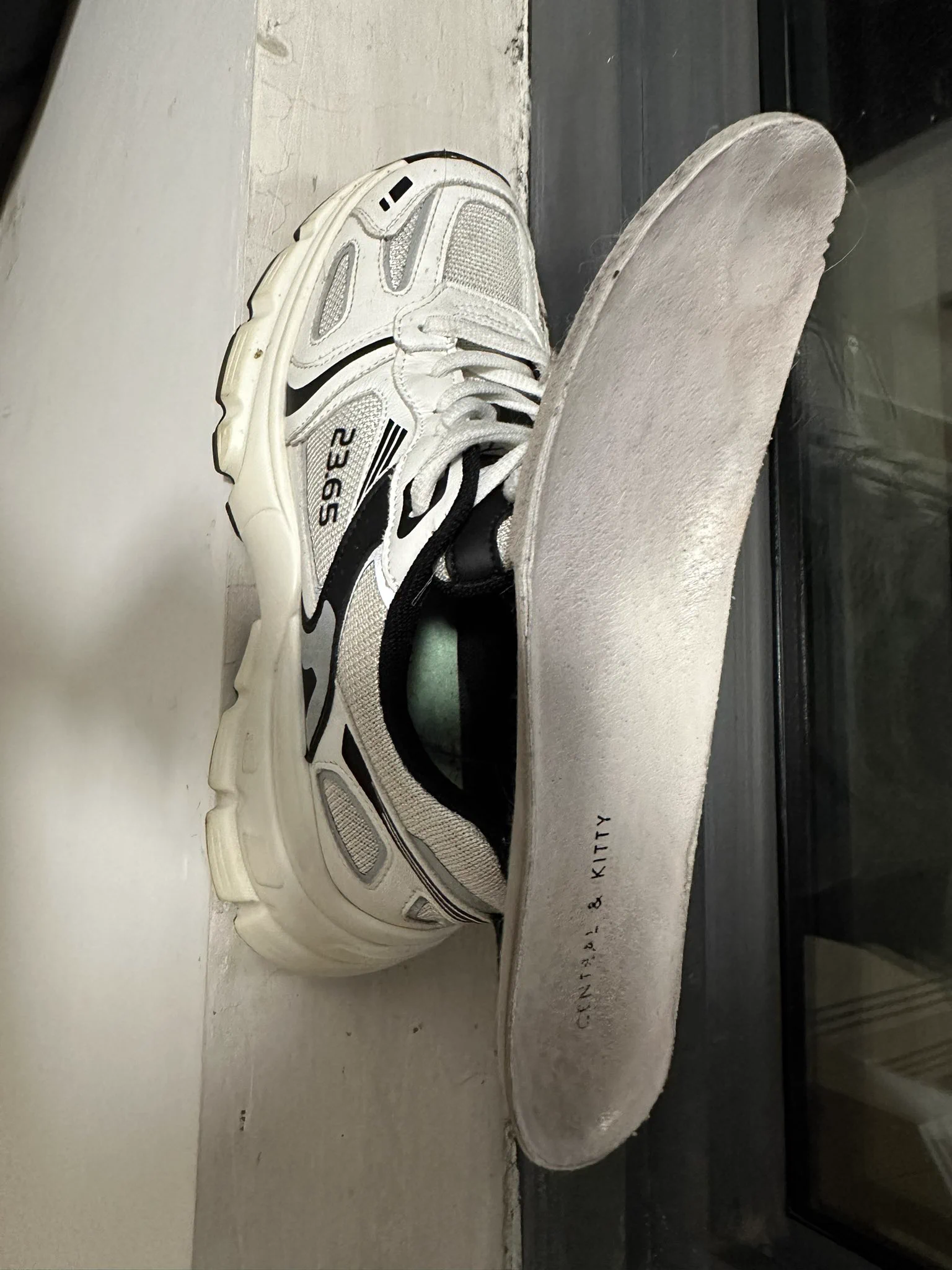 开奥迪的小主播….鞋垫都有脚趾印了，拖鞋更是酸臭。 一激动射了很多  抹匀让她明天踩着我的J液出门   #扫楼  #原味 https://t.co/rsDF5qo8OI