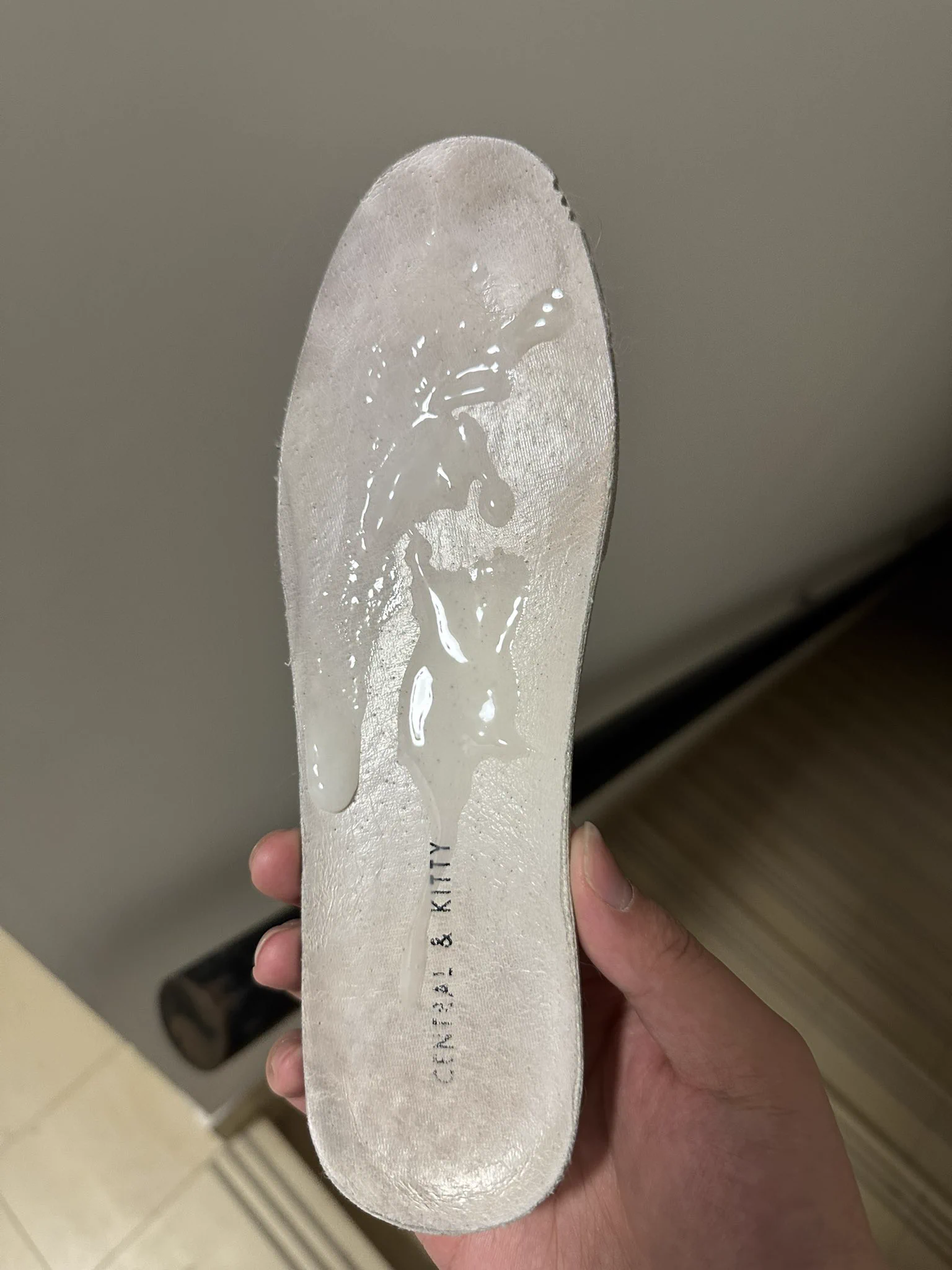 开奥迪的小主播….鞋垫都有脚趾印了，拖鞋更是酸臭。 一激动射了很多  抹匀让她明天踩着我的J液出门   #扫楼  #原味 https://t.co/rsDF5qo8OI